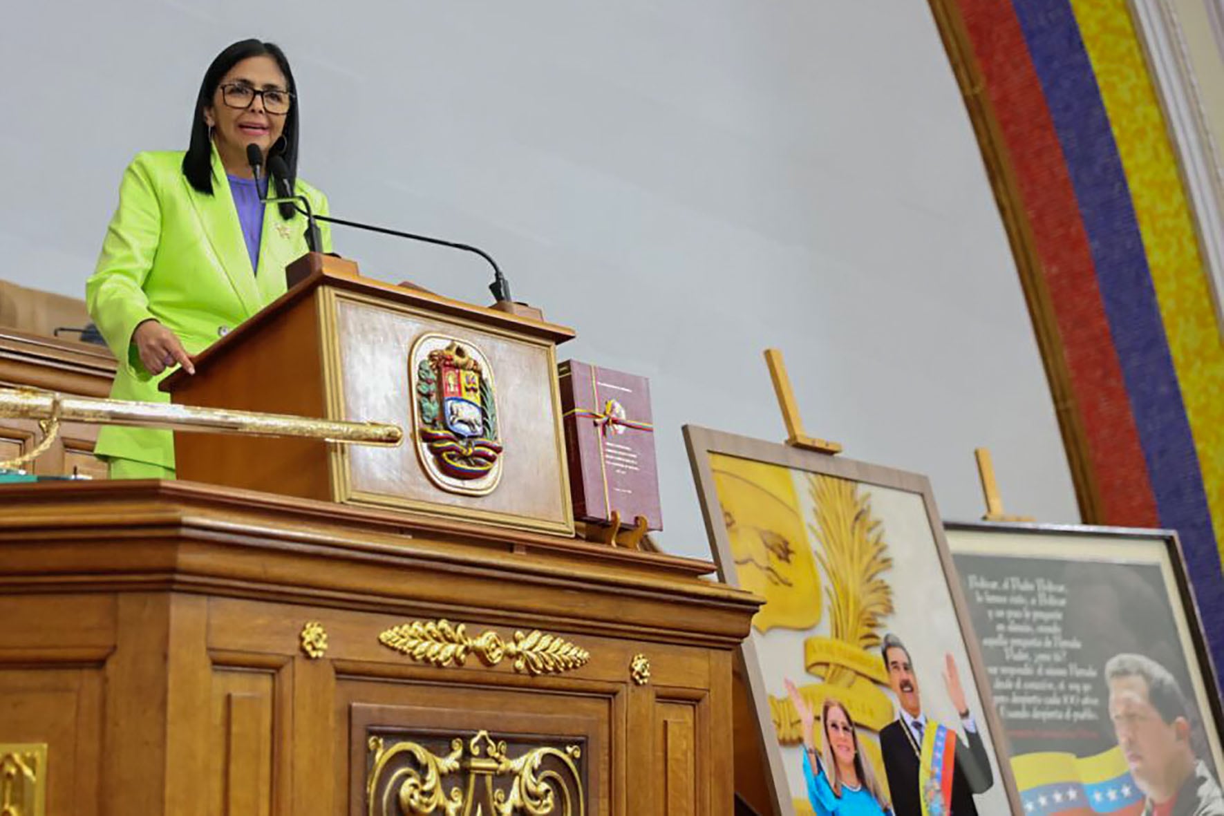AME5611. CARACAS (VENEZUELA), 15/01/2026.- Fotografía difundida por el Palacio de Miraflores de la presidenta encargada de Venezuela, Delcy Rodríguez, en la presentación de un informe a la nación este jueves, en Caracas (Venezuela). EFE/ Palacio de Miraflores /SOLO USO EDITORIAL/ SOLO DISPONIBLE PARA ILUSTRAR LA NOTICIA QUE ACOMPAÑA (CRÉDITO OBLIGATORIO)