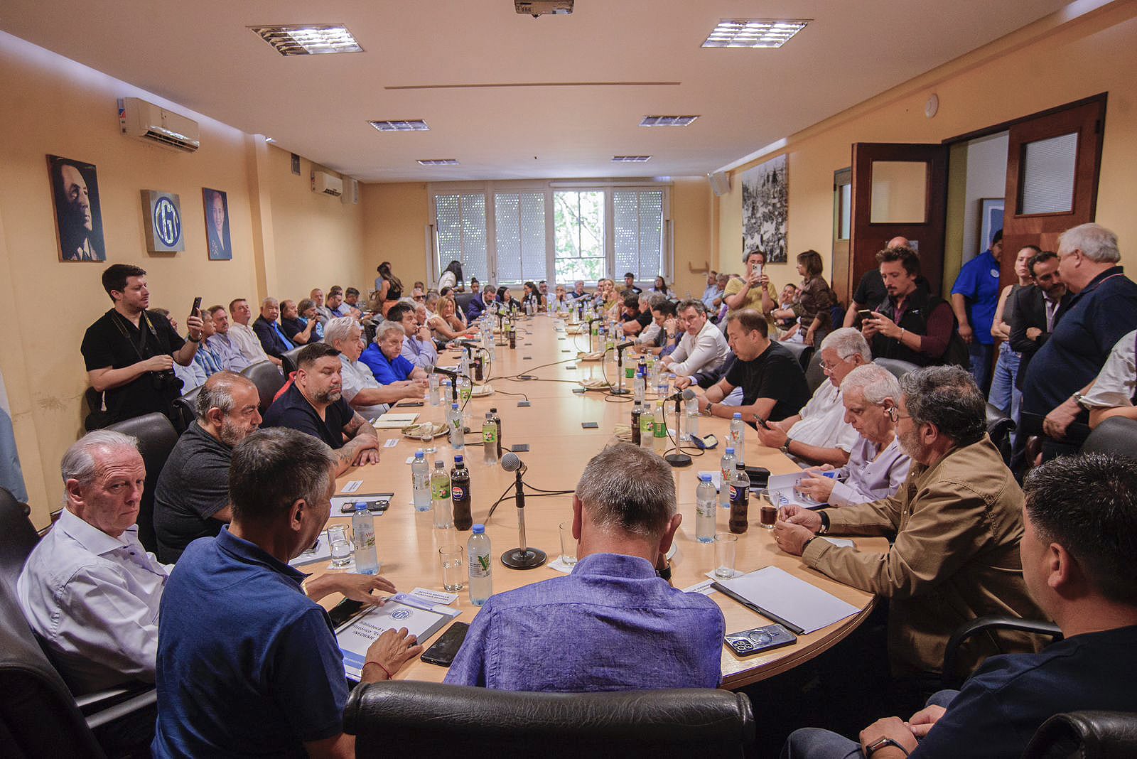 En medio de un clima de deliberación y un notorio malestar de "la calle" con el gobierno, la CGT reúne a su Consejo Directivo y evalúa un acto con la Iglesia