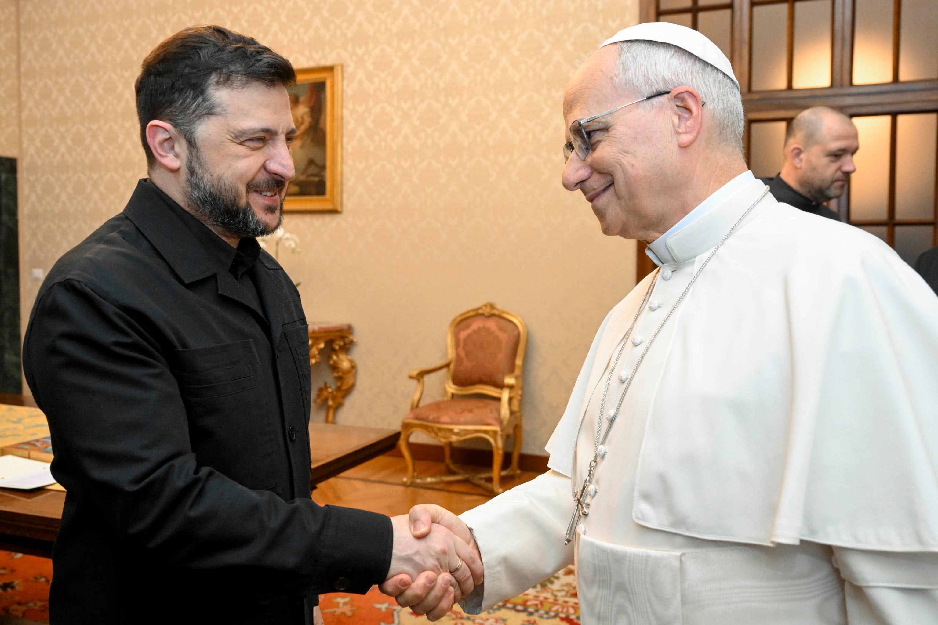 CASTEL GANDOLFO (Italy), 09/12/2025.- A handout picture provided by the Vatican Media shows Pope Leo during the meeting with Ukrainian President Volodymyr Zelensky (L) at Castel Gandolfo, Italy, 09 December 2025. (Papa, Italia, Ucrania) EFE/EPA/VATICAN MEDIA HANDOUT HANDOUT EDITORIAL USE ONLY/NO SALES