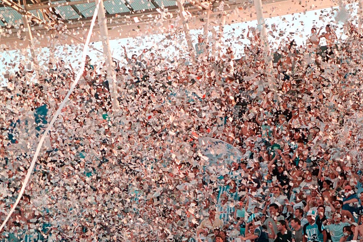 ****nacd2
NOTICIAS ARGENTINAS
020-BAIRES, NOVIEMBRE 18 : La hinchada de Racing recibe a su equipo con una lluvia de papelitos al comienzo del partido que le gano a Chacarita 1 a 0.
Foto: JUAN VARGAS****