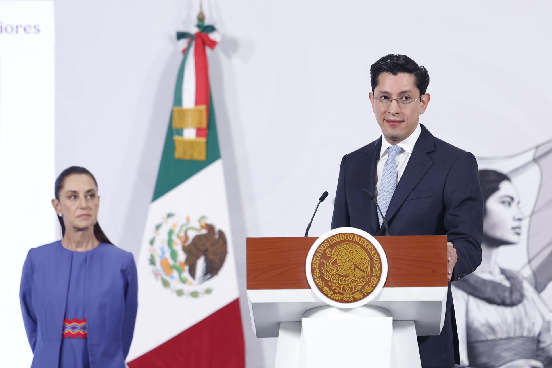 25/03/2026.- El subsecretario para América del Norte, Roberto Velasco (d), habla junto a la presidenta de México, Claudia Sheinbaum, este miércoles durante una rueda de prensa en Ciudad de México (México)