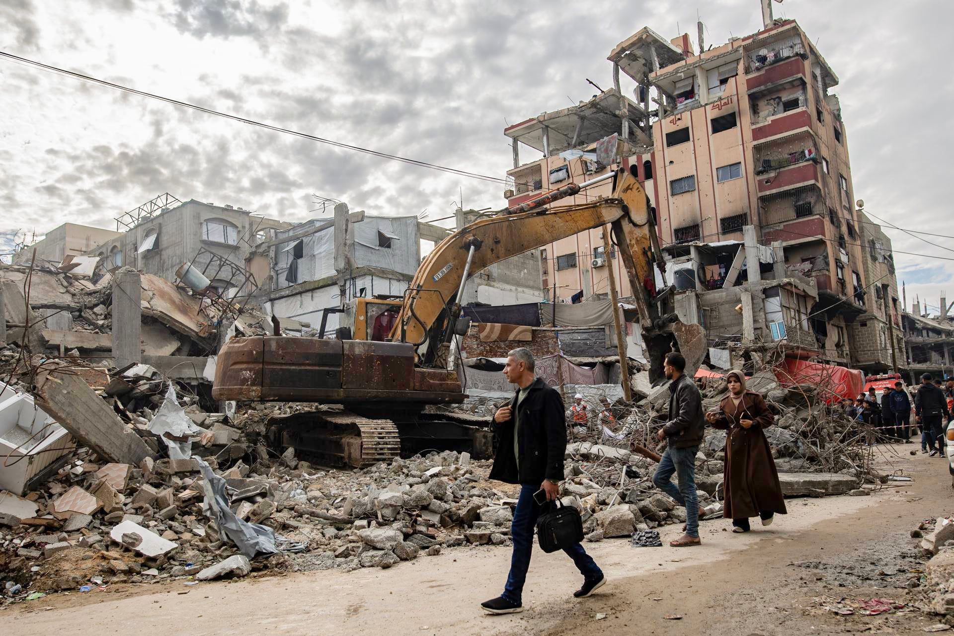 20/12/2025.- Members of the Palestinian Civil Defense remove the rubble of a destroyed home as they search for the bodies of Palestinians killed during the conflict in Khan Younis