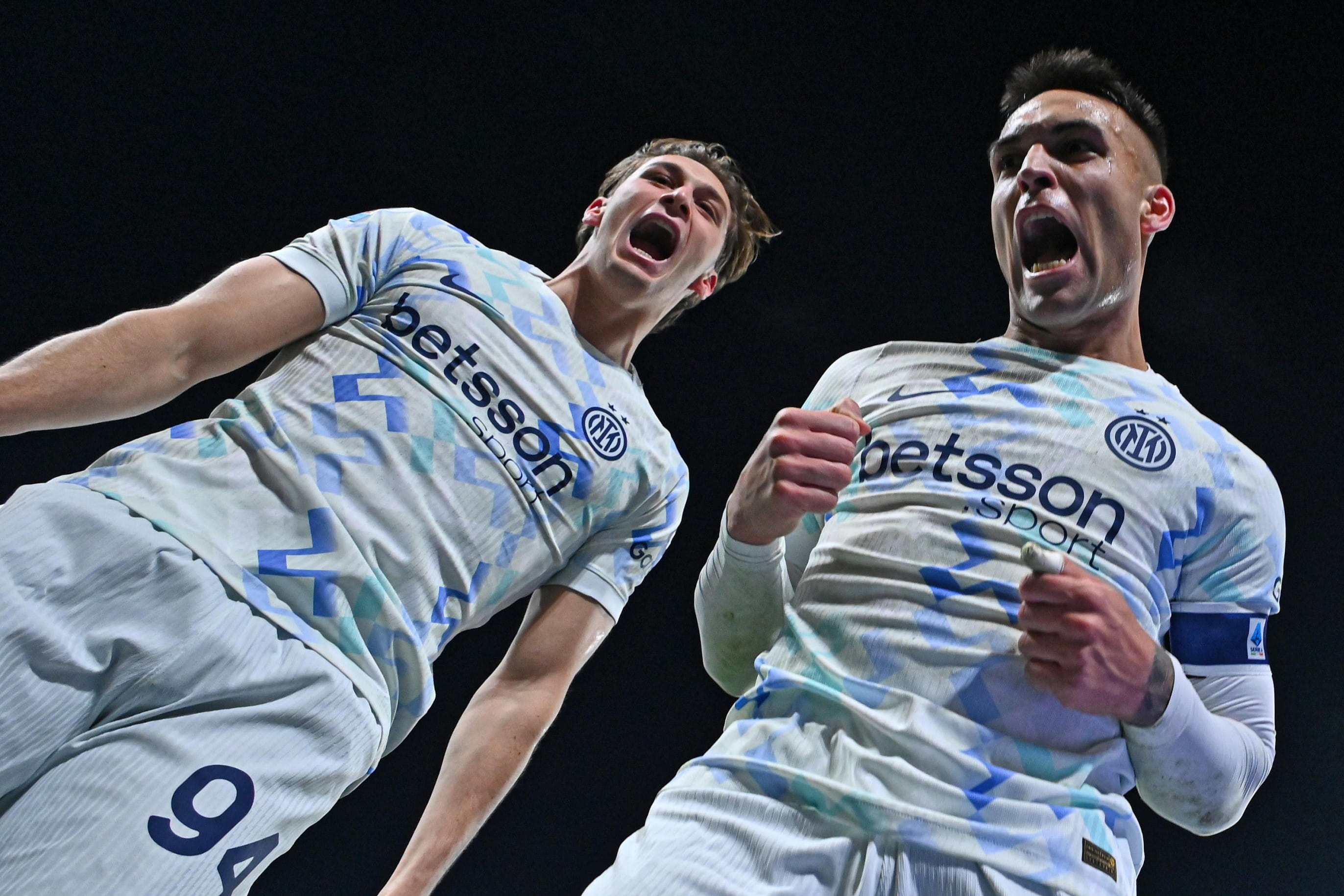 BERGAMO (Italy), 28/12/2025.- Inter’s Lautaro Martinez (R) celebrates after scoring the 0-1 goal during the Italian Serie A soccer match between Atalanta BC and FC Internazionale in Bergamo, Italy, 28 December 2025. (Italia) EFE/EPA/MICHELE MARAVIGLIA