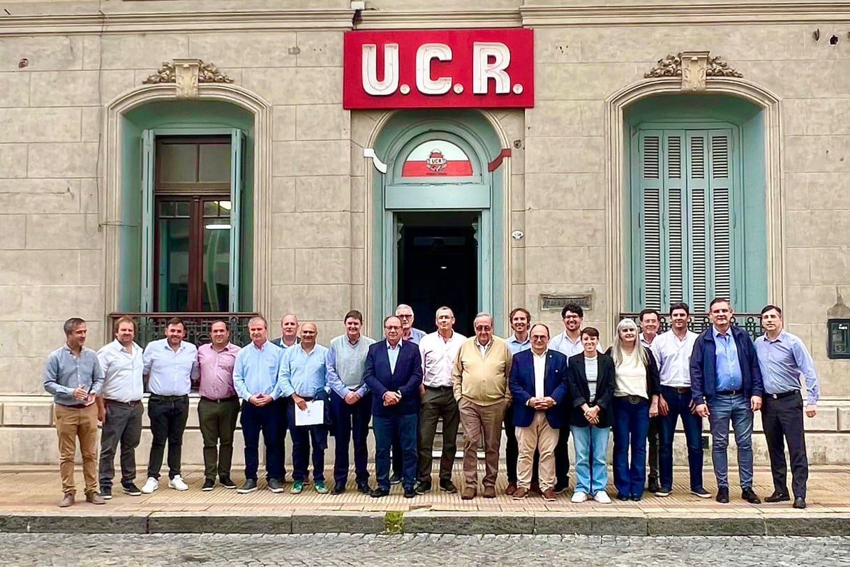 ntendentes de la UCR quieren juntarse con Kicillof y Santilli
Se reunieron en Tandil para analizar estrategias ante la falta de fondos nacionales y el impacto de la baja de la recaudación y la coparticipación en la provincia.
