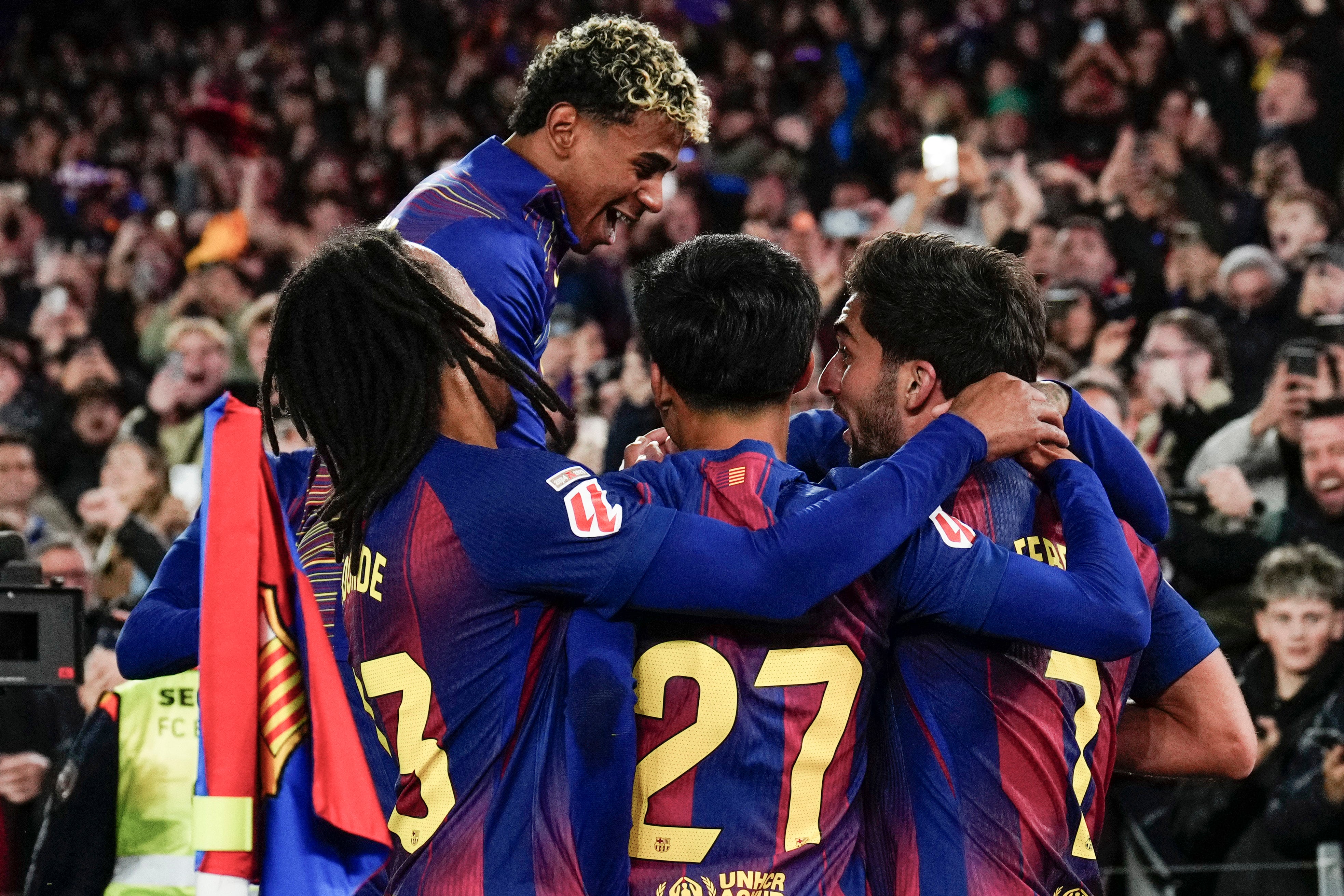 BARCELONA, 02/12/2025.- Los jugadores del FC Barcelona celebran el tercer gol del equipo blaugrana durante el partido de la jornada 19 de LaLiga que FC Barcelona y Atlético de Madrid disputan hoy martes en el estadio Spotify Camp Nou de Barcelona. EFE/Alejandro García.