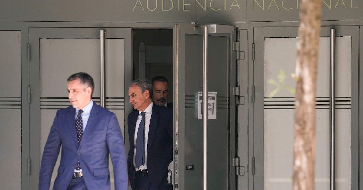 El juez mantiene las sospechas sobre Zapatero tras interrogarlo durante tres horas