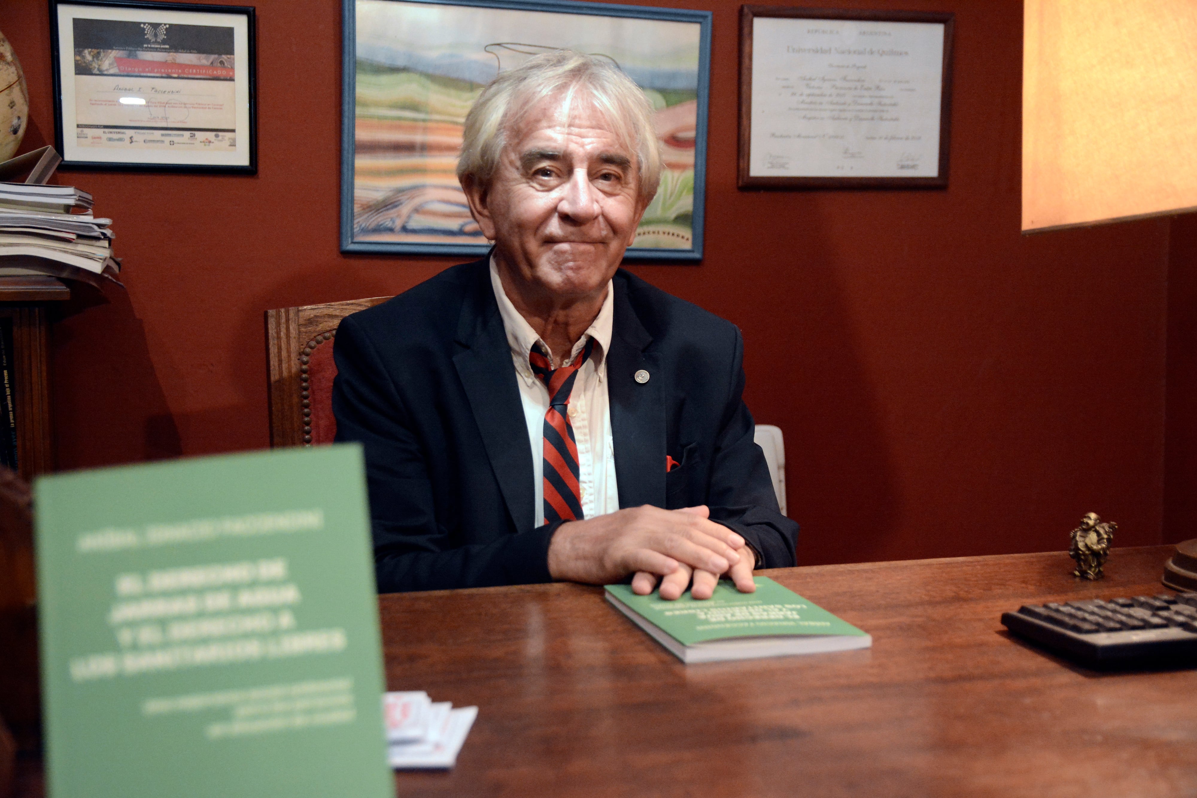 LIBRO "EL DERECHO DE JARRAS DE AGUA Y EL DEREHO A LOS SANITARIOS LIBRES"