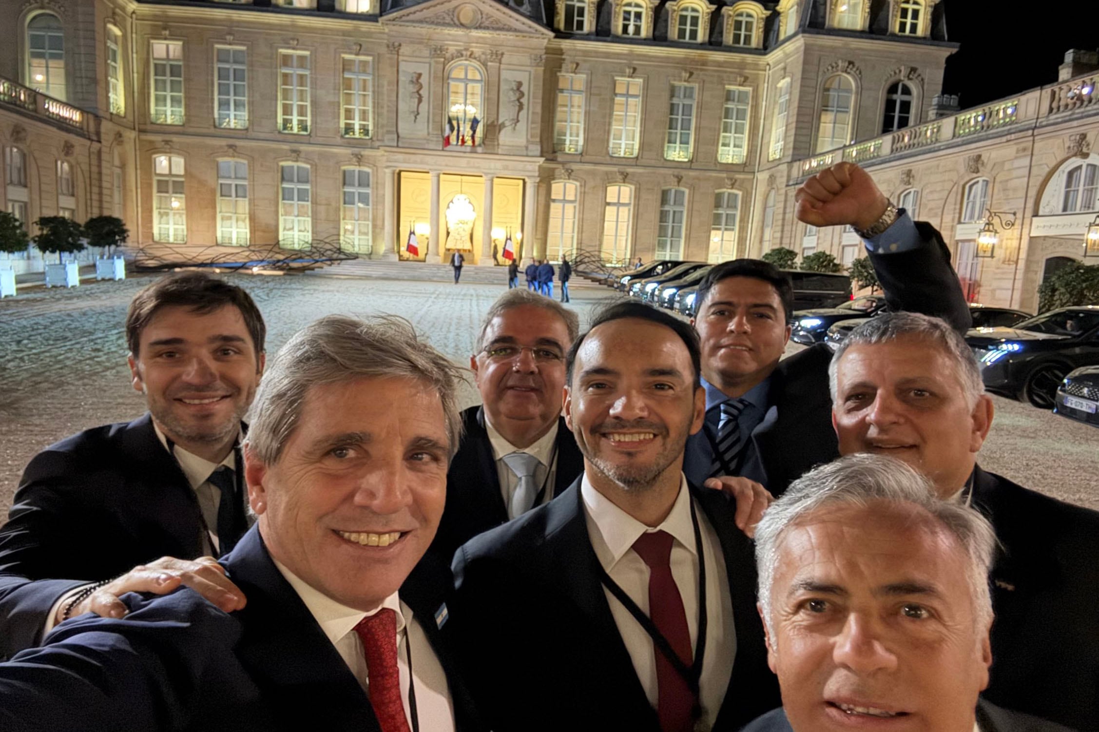 REDES SOCIALES 
    francia   luis caputo