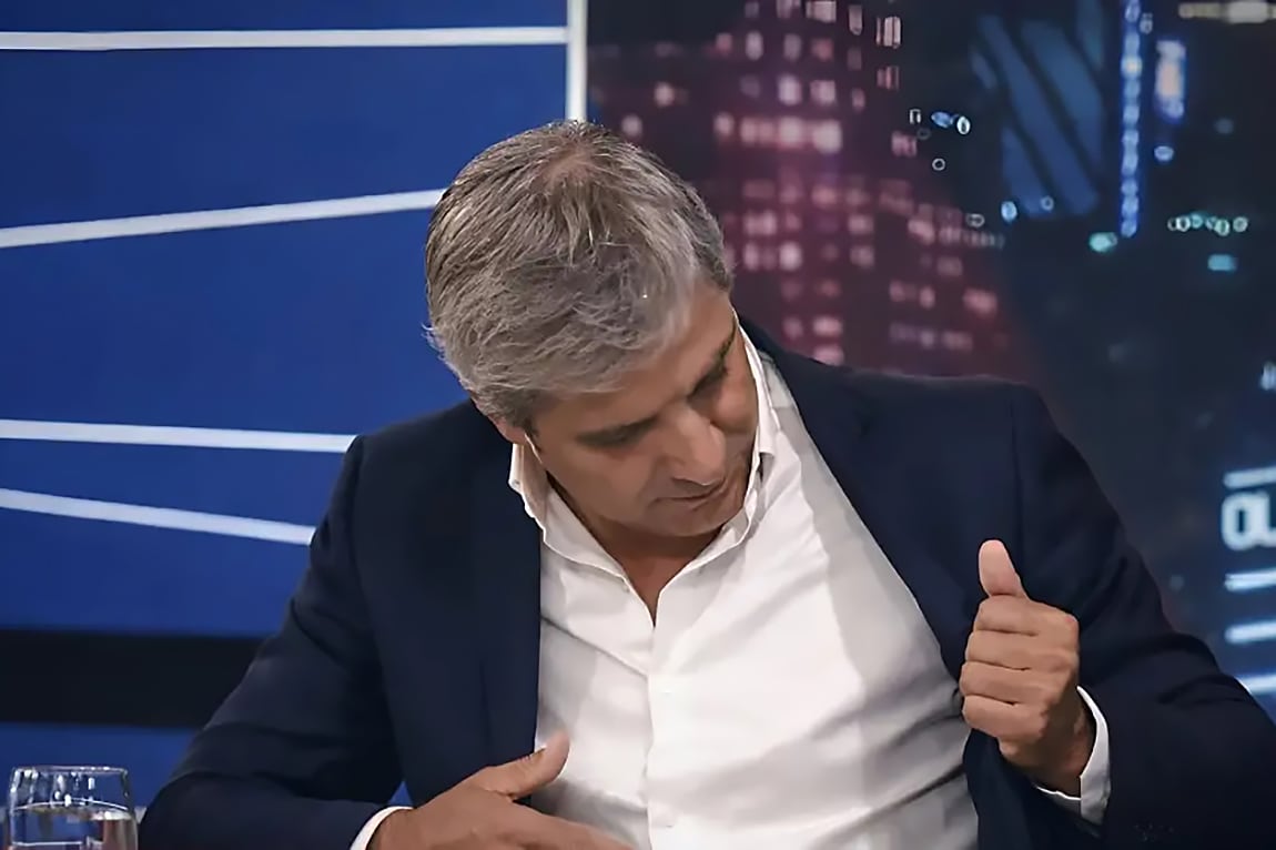 Luis Caputo, enseña la marca de su ropa