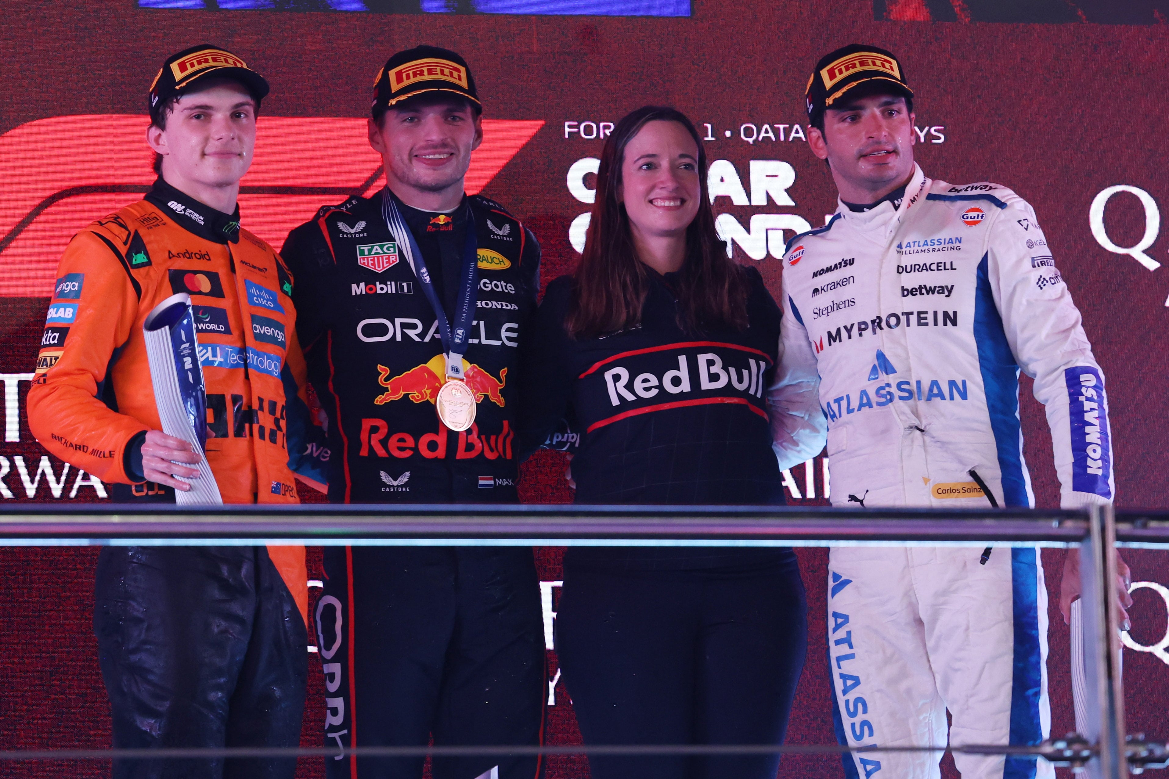 LUSAIL (Qatar), 30/11/2025.- (L-R) Second-placed McLaren driver Oscar Piastri of Australia, first-placed Red Bull Racing driver Max Verstappen of Netherlands, Red Bull Racing Principal Strategy Engineer Hannah Schmitz, and third-placed Williams driver Carlos Sainz Jr of Spain pose on the podium after the Formula 1 Qatar Grand Prix at the Lusail International Circuit racetrack outside Doha, Qatar, 30 November 2025. (Fórmula Uno, Países Bajos; Holanda, España, Catar) EFE/EPA/ALI HAIDER