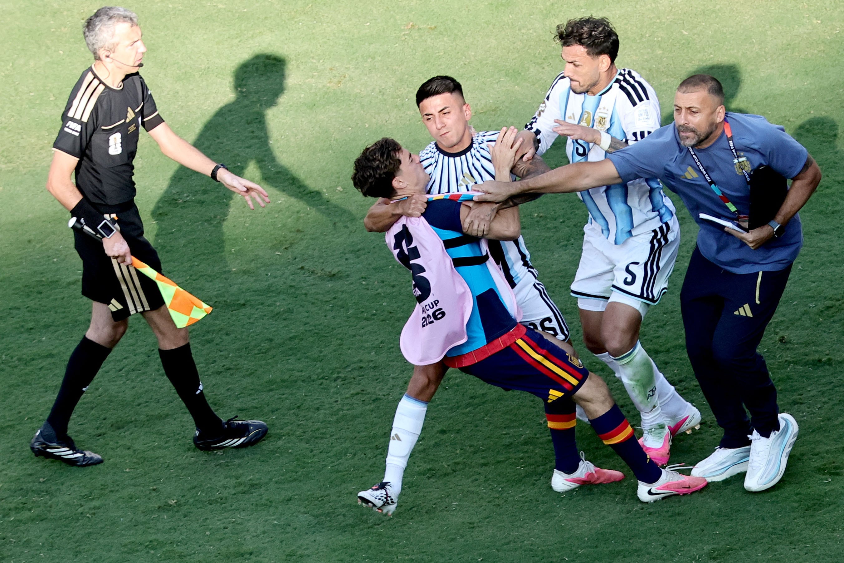 EAST RUTHERFORD (United States), 20/07/2026.- Gavi (L) of Spain clashes with Nahuel Molina (C) and Leandro Paredes of Argentina after the end of the FIFA World Cup 2026 final match Spain against Argentina, in New Jersey, USA, 19 July 2026. (España) EFE/EPA/RONALD WITTEK