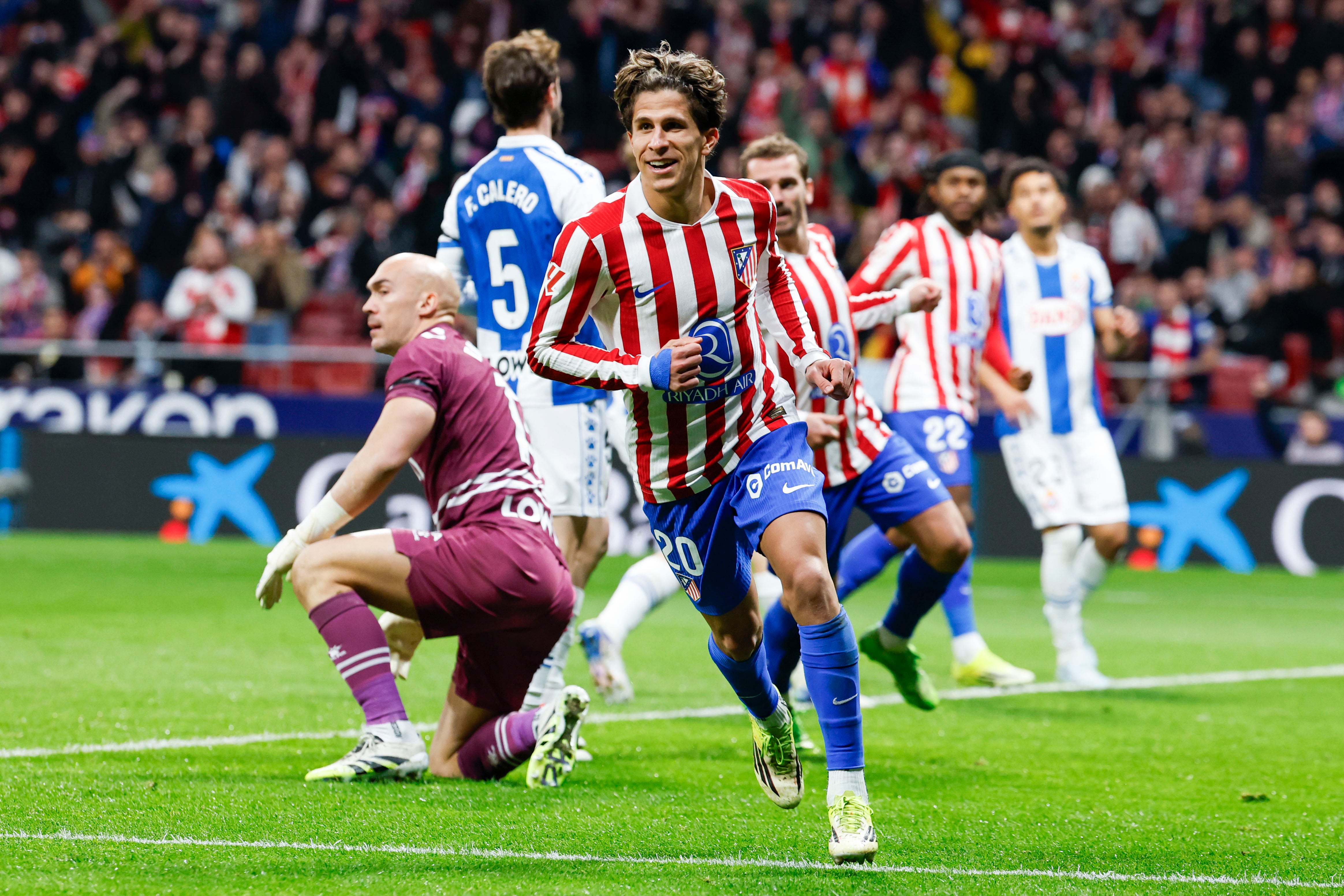 MADRID, 21/02/2026.- El centrocampista del Atlético de Madrid Giuliano Simeone celebra su gol durante el partido de la jornada 25 de LaLiga que Atlético de Madrid y RCD Espanyol disputan este sábado en el Metropolitano. EFE/ Chema Moya