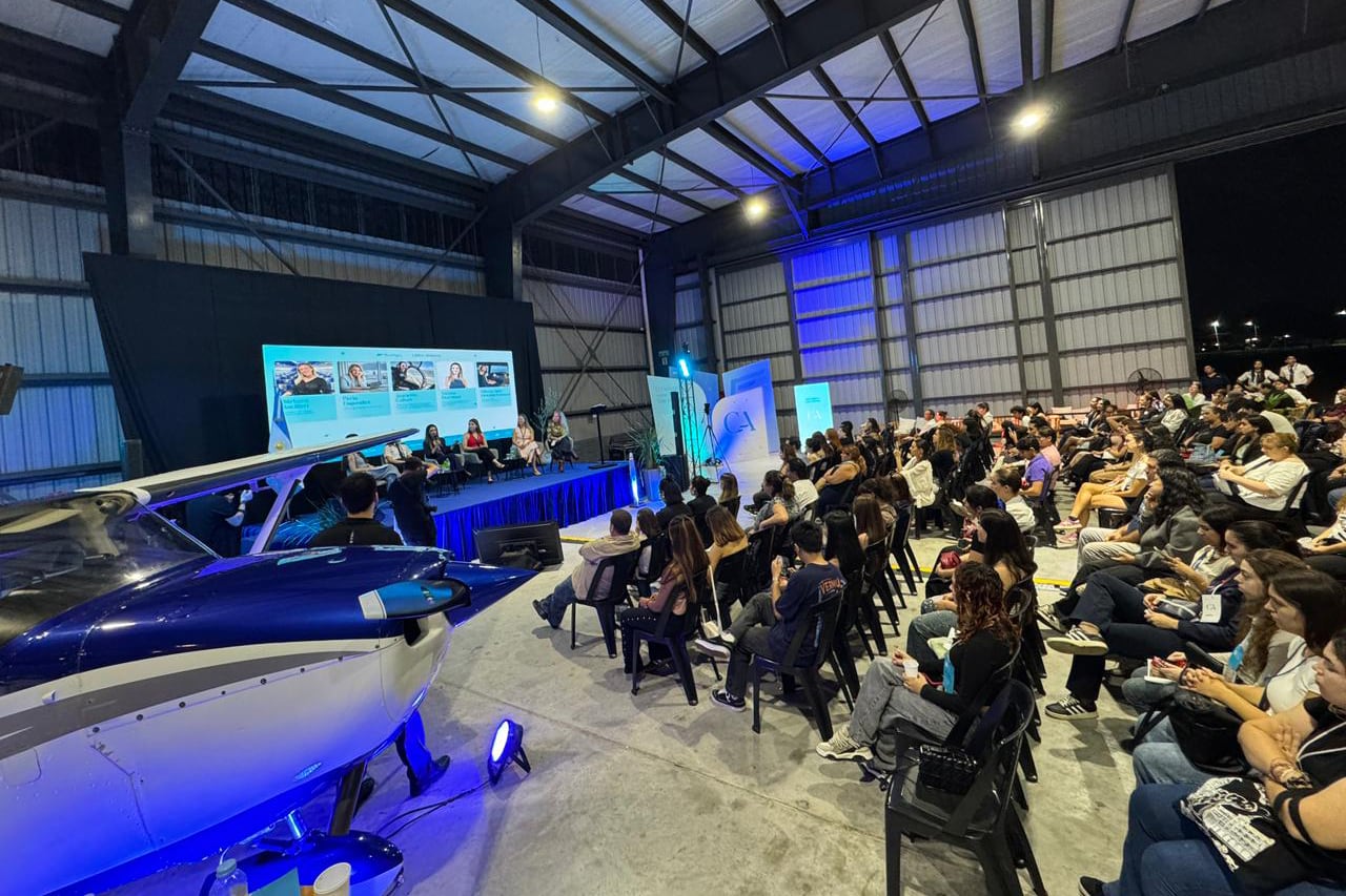 Charla de inclusión de la mujer en la aviación como pilotas - Aeropuerto de Morón