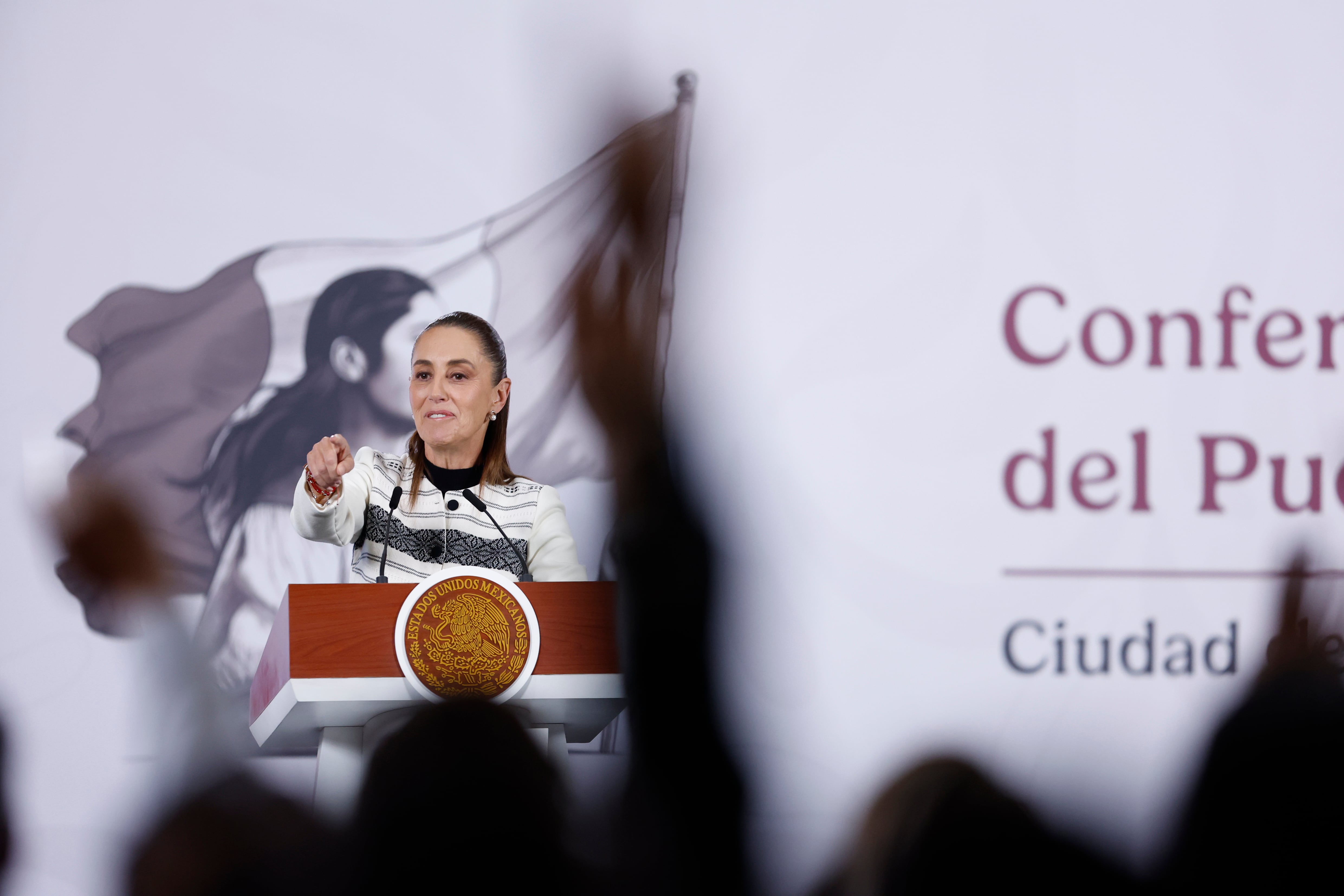 MEX3631. CIUDAD DE MÉXICO (MÉXICO), 03/02/2026.- La presidenta de México, Claudia Sheinabaum, habla durante una rueda de prensa este martes, en el Palacio Nacional de Ciudad de México (México). Sheinbaum afirmó que el país siempre ha “puesto la mesa” para atender cualquier conflicto, ante una eventual mediación mexicana entre Estados Unidos y Cuba, aunque destacó que esto dependería exclusivamente de la voluntad de ambas naciones. EFE/ Sáshenka Gutiérrez