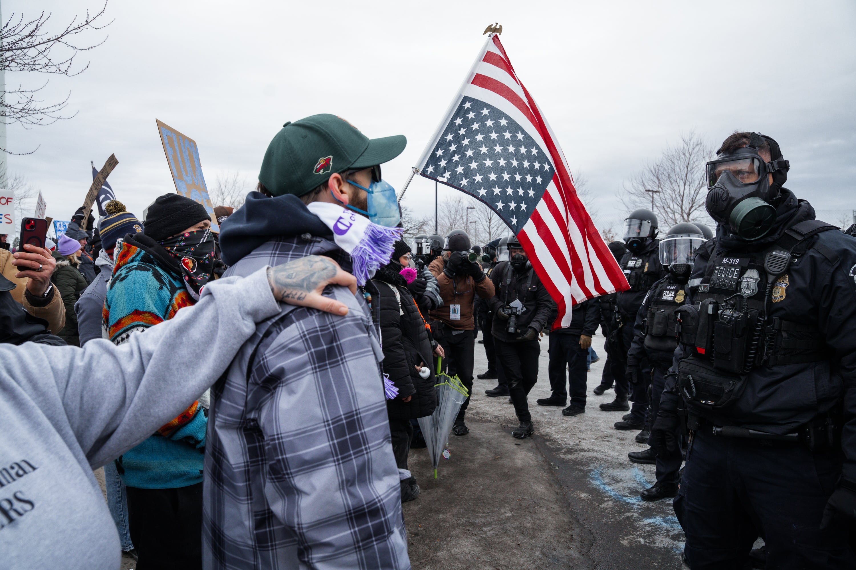 FORT SNELLING (United States), 16/01/2026.- Minneapolis Police Department officers face off with protesters during an anti-ICE protest outside of the Whipple Federal Building in Fort Snelling, Minnesota, USA, 15 January 2026. As part of a federal immigration crackdown involving over 2,000 agents from Border Patrol, Immigration and Customs Enforcement (ICE), and Homeland Security Investigations (HSI), an ICE officer fatally shot US citizen Renee Nicole Good in her vehicle during an operation in South Minneapolis on 07 January 2026. (Protestas) EFE/EPA/OLGA FEDOROVA