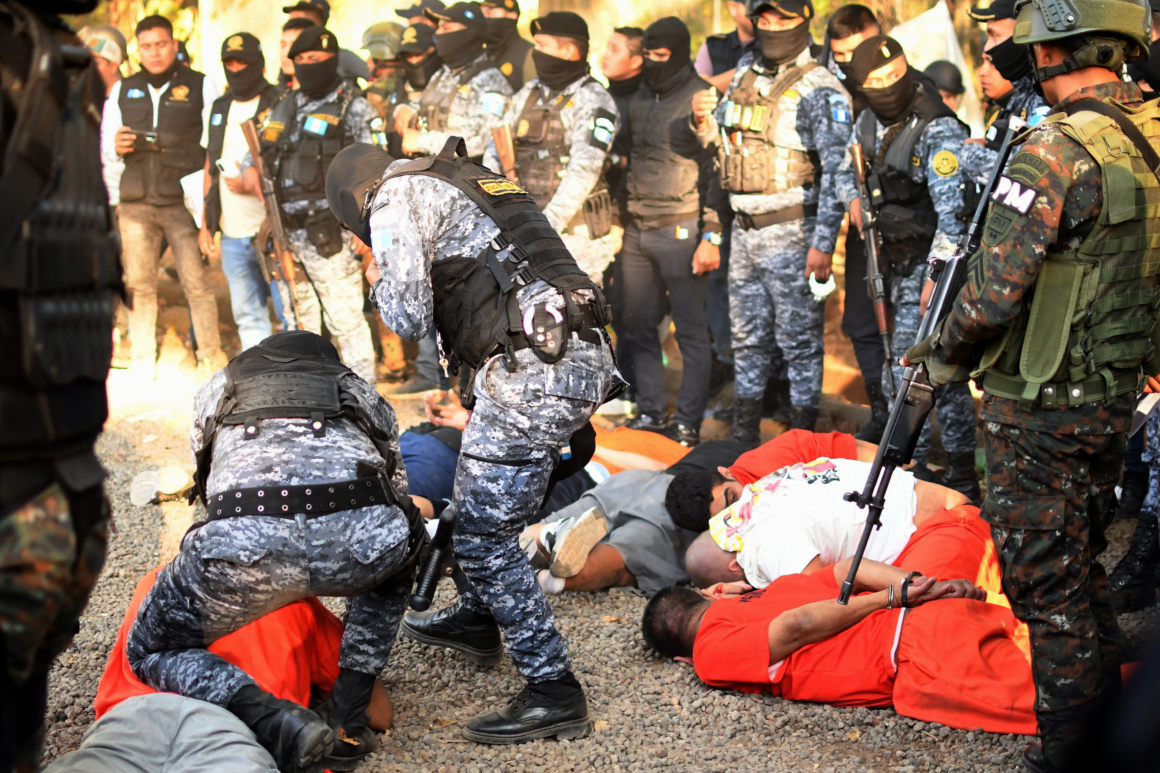 FOTODELDÍA AME6411. ESCUINTLA (GUATEMALA), 18/01/2026.- Guardias del sistema penitenciario custodian los presos en la cárcel de máxima seguridad denominada 'Renovación I' este domingo, en Escuintla (Guatemala). Las fuerzas de seguridad de Guatemala retomaron el control de la cárcel 'Renovación I', en el sur del país, tras un motín registrado el sábado. EFE/ Alex Cruz