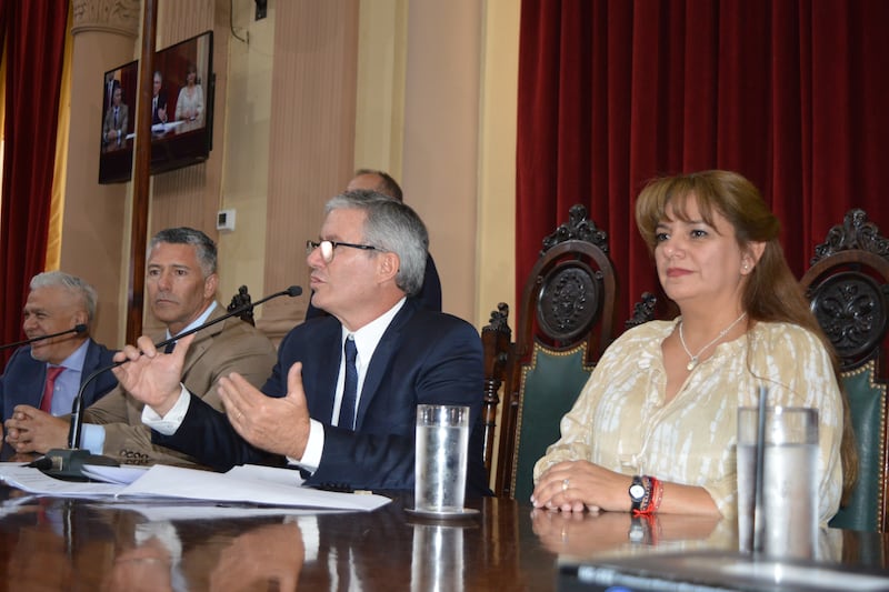 Autoridades en Diputados: Amat (centro), Galíndez (izquierda) y Farfán (derecha)