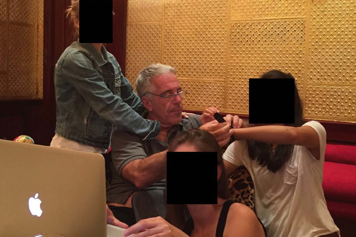 WASHINGTON (ESTADOS UNIDOS), 18/12/2025.- Fotografía sin fecha específica de toma, publicada por los demócratas del Comité de Supervisión de la Cámara Baja (Oversight Dems), donde aparece Jeffrey Epstein junto a tres mujeres con el rostro censurado para proteger su identidad en una de las habitaciones de su mansión