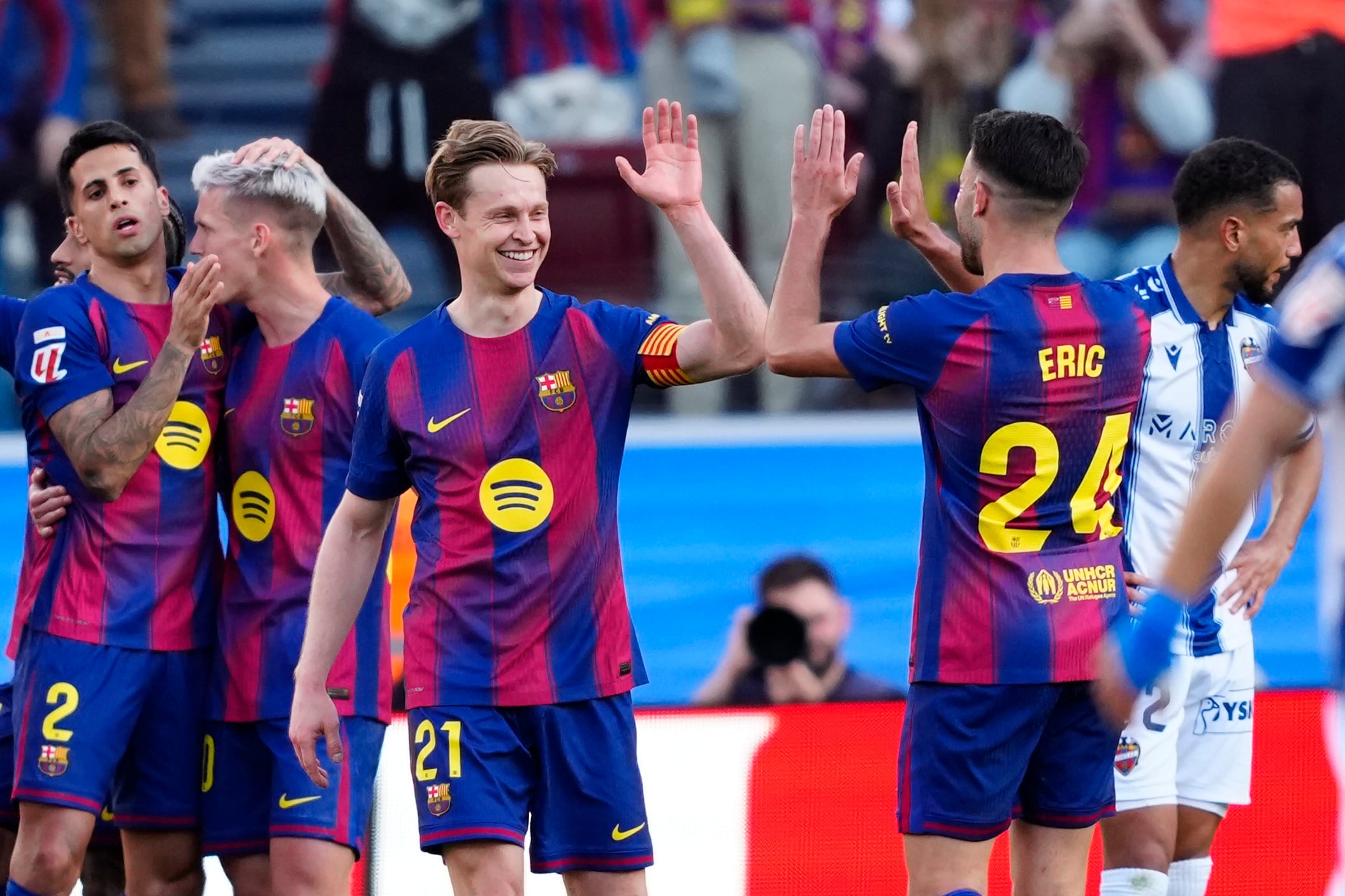 BARCELONA, 22/02/2026.- El centrocampista del FC Barcelona Frenkie de Jong (c) celebra tras marcar el 2-0 durante el partido de la jornada 25 de LaLiga EA Sports que FC Barcelona y el Levante UD disputan este domingo en el Spotify Camp Nou de Barcelona. EFE/ Alejandro García