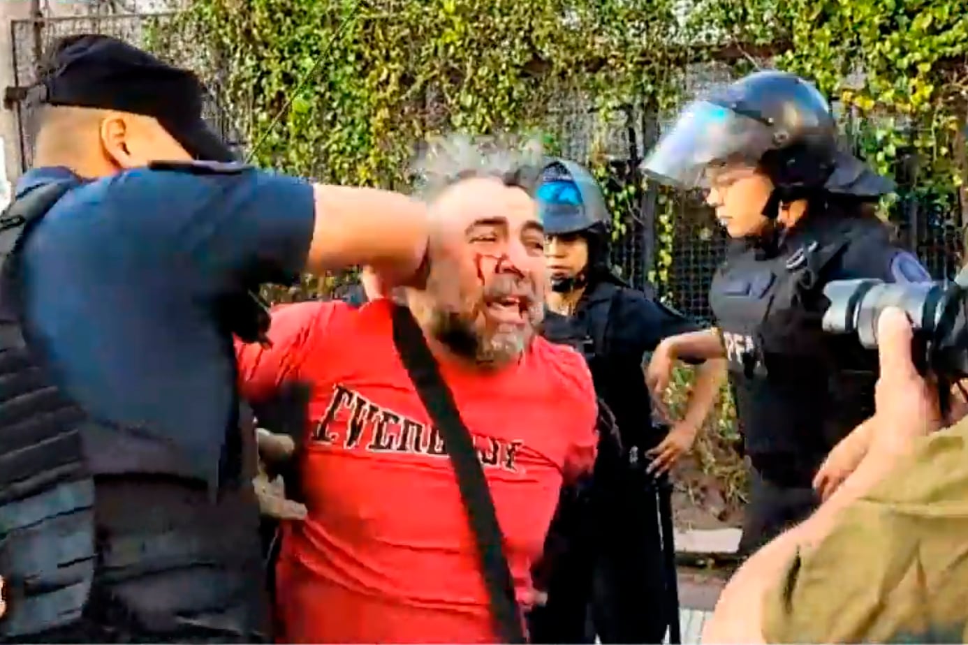 Camarógrafo detenido protesta contra el proyecto de reforma de la ley de glaciares