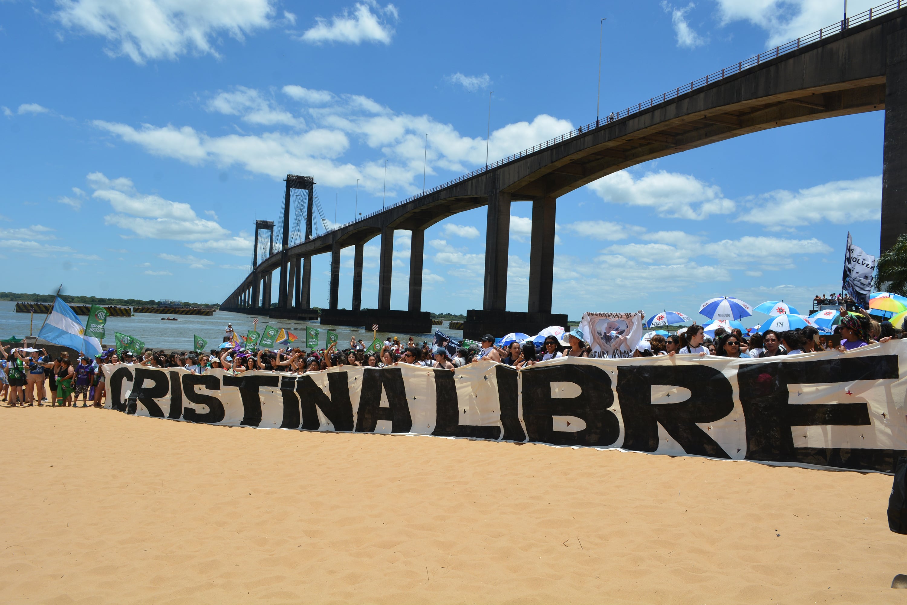 apoyo a Cristina en Encuentro Nac de Mujerers, Corrientes