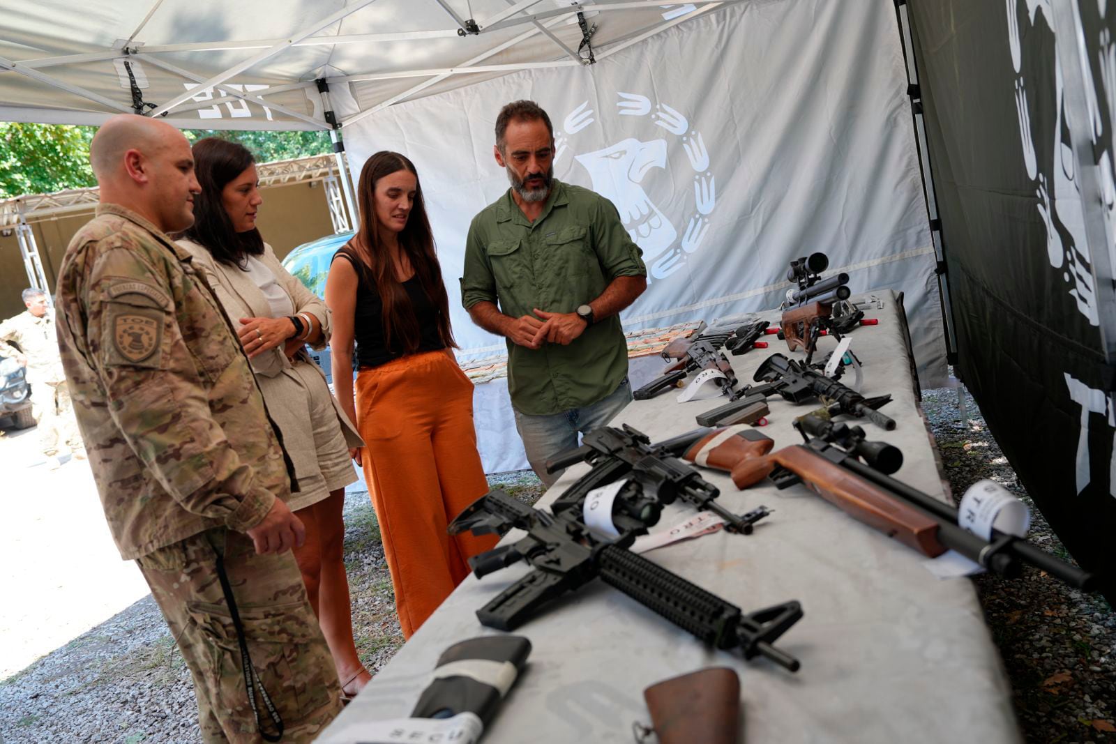 Tres allanamientos realizados en Rosario, Ibarlucea y Roldán permitieron la detención de tres personas y el secuestro de un importante arsenal que se encontraba oculto bajo tierra en barriles
