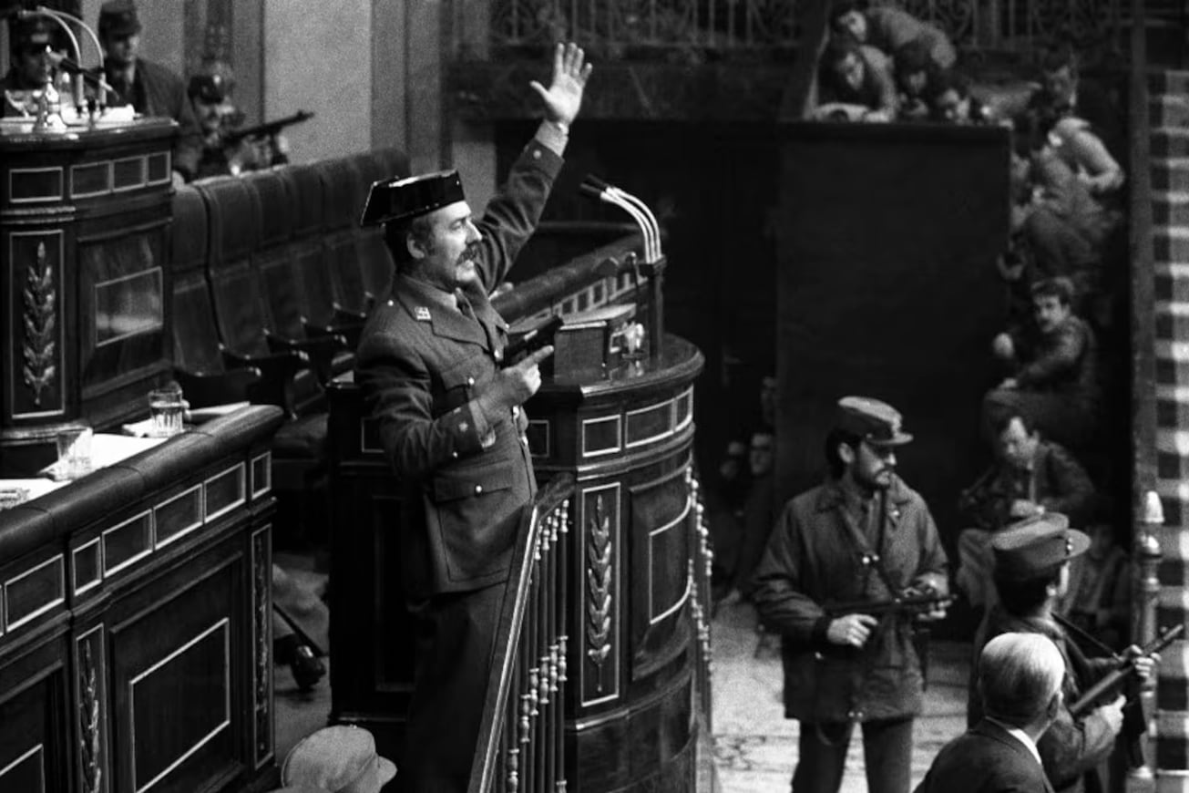 REDES SOCIALES 
   españa   teniente  coronel   antonio tejero  congreso   diputados   segunda   votación   leopoldo calvo sotelo   presidente   gobierno