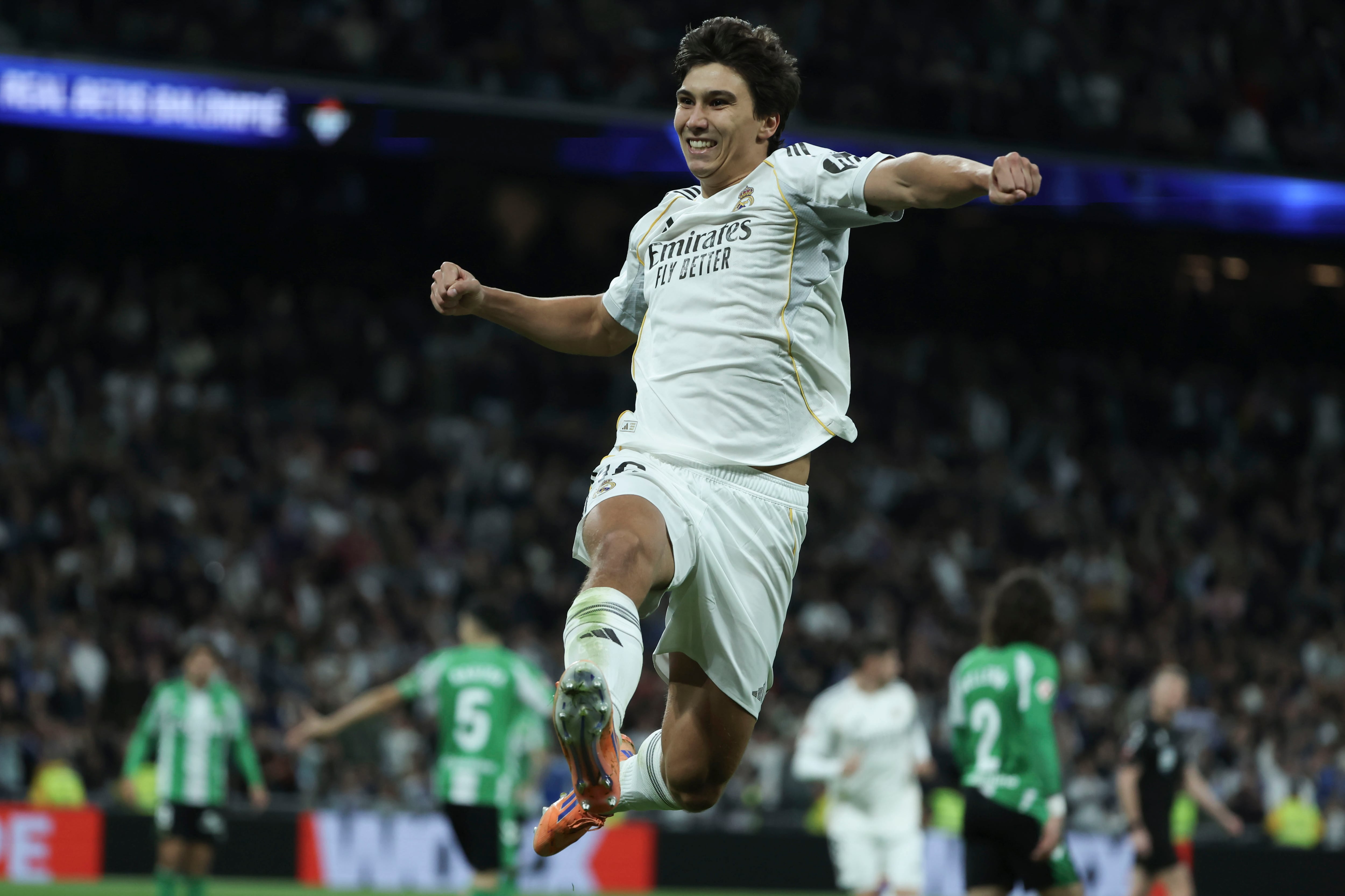 MADRID, 04/01/2026.- El delantero del Real Madrid Gonzalo García Torres celebra su tercer gol ante el Betis, durante el partido de LaLiga entre el Real Madrid y el Real Betis, este domingo en el estadio Santiago Bernabéu. EFE/Kiko Huesca