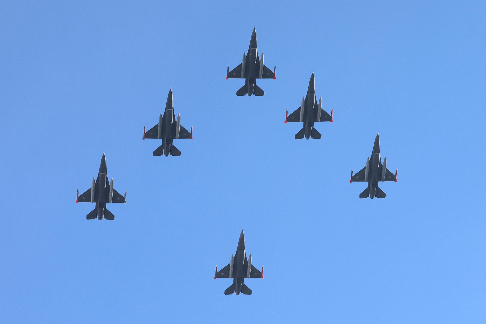 BUENOS AIRES (ARGENTINA), 06/12/2025.- Aviones F16 de la Fuerza Aérea Argentina realizan un vuelo este sábado, en Buenos Aires (Argentina)