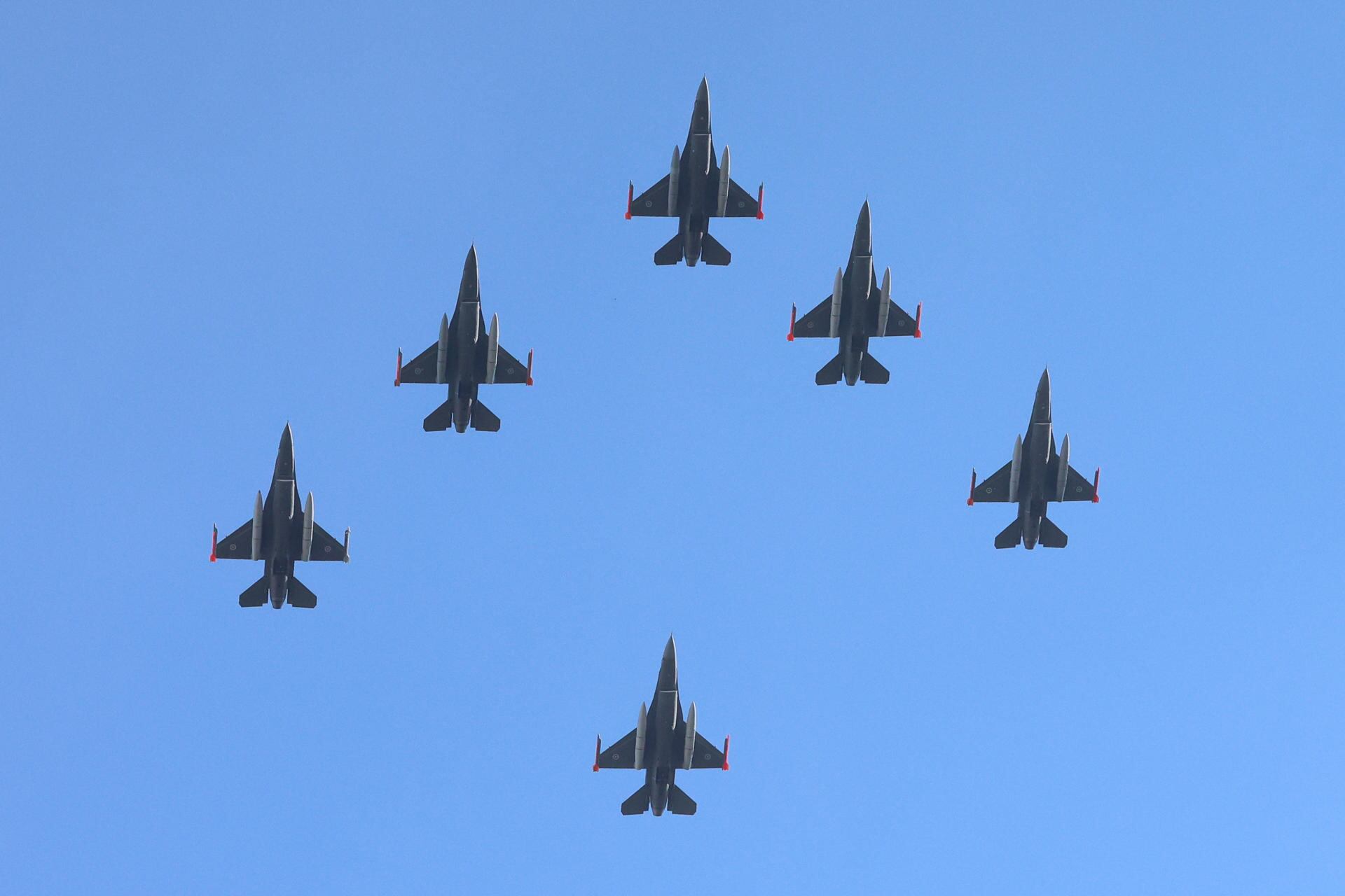 BUENOS AIRES (ARGENTINA), 06/12/2025.- Aviones F16 de la Fuerza Aérea Argentina realizan un vuelo este sábado, en Buenos Aires (Argentina)