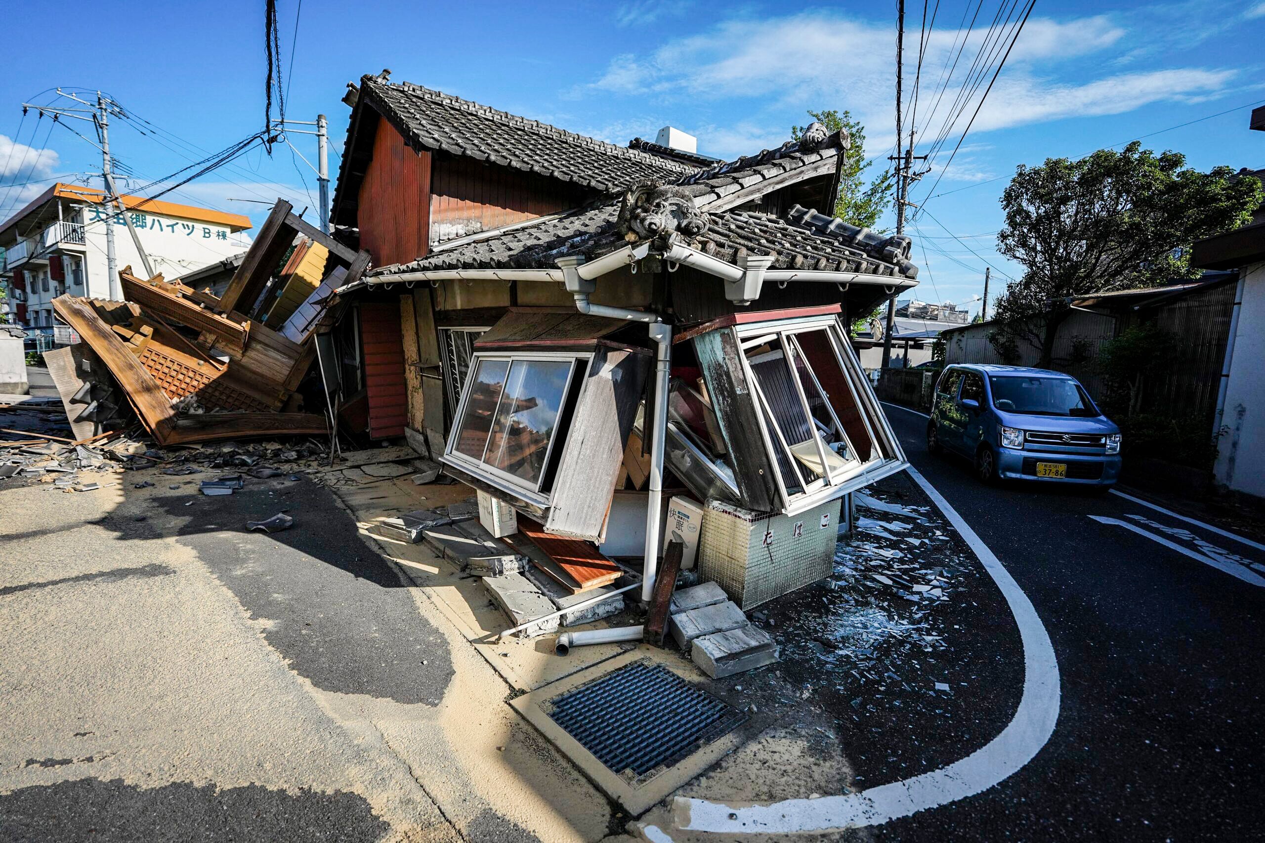 KUMAMOTO, 29 julio, 2026 (Xinhua) -- Imagen del 29 de julio de 2026 de una vivienda dañada tras un terremoto, en la prefectura de Kumamoto, Japón