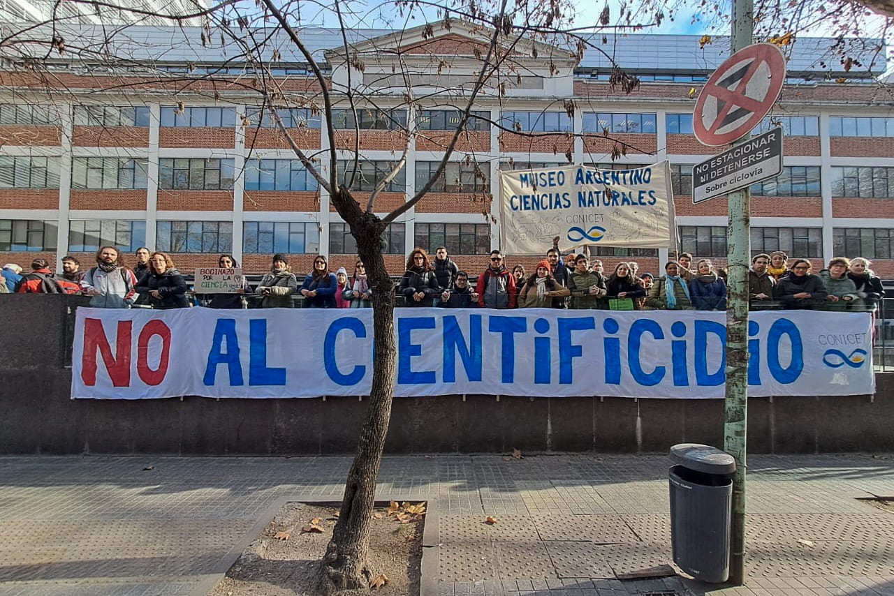 Protesta de cientificos del CONICET en defensa de su trabajo.