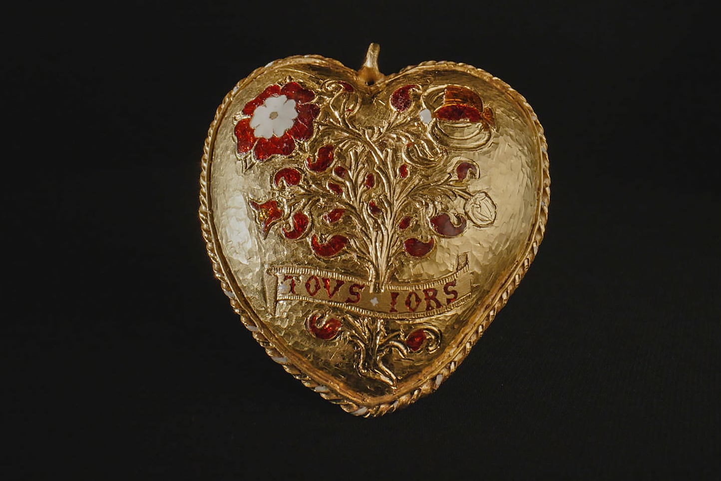 LONDRES, 10/02/2026.- El Museo Británico anunció este martes la adquisición del 'Corazón Tudor', un colgante de oro del siglo XVI símbolo del vínculo entre Enrique VIII y su primera esposa, Catalina de Aragón