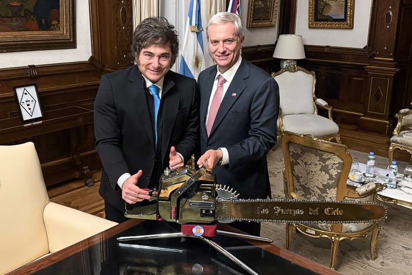 AME8831. BUENOS AIRES (ARGENTINA), 16/12/2025.- Fotografía cedida por la Presidencia de Argentina que muestra al presidente de Argentina, Javier Milei, posando junto al presidente electo de Chile, José Antonio Kast, este martes, en Buenos Aires (Argentina). Kast afirmó en una conferencia de prensa en Argentina que tiene interés en vivir en (el Palacio de) La Moneda, la sede del Ejecutivo chileno, donde ningún mandatario ha residido de forma permanente desde 1958. EFE/ Presidencia de Argentina /