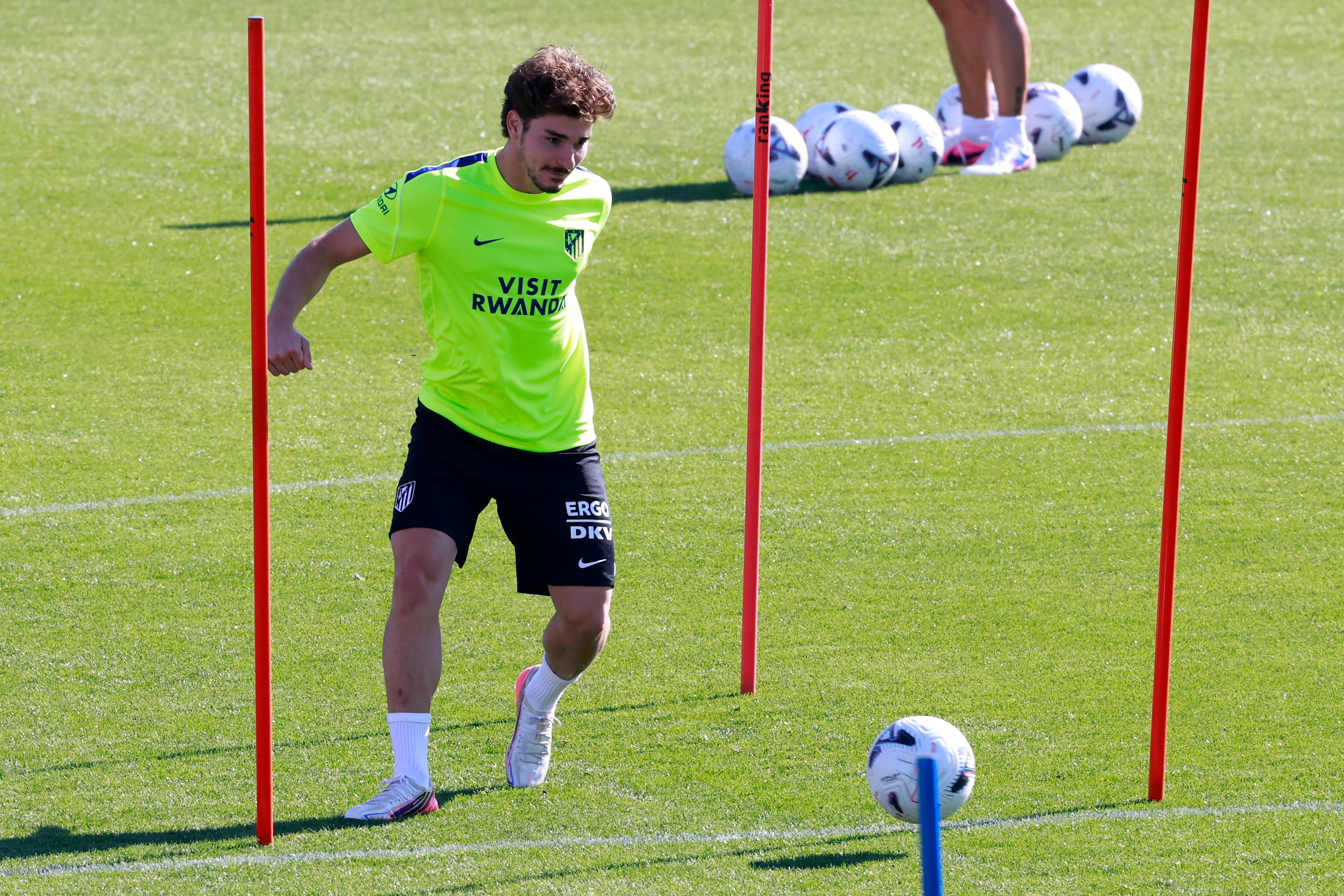 FOTODELDIA MAJADAHONDA (MADRID), 01/09/2026.- El delantero del Atlético de Madrid Julián Alvarez asiste al entrenamiento del equipo en la ciudad deportiva de Majadahonda, en Madrid, este martes, en preparación al encuentro liguero contra el Athletic Club el próximo sábado. EFE/Chema Moya