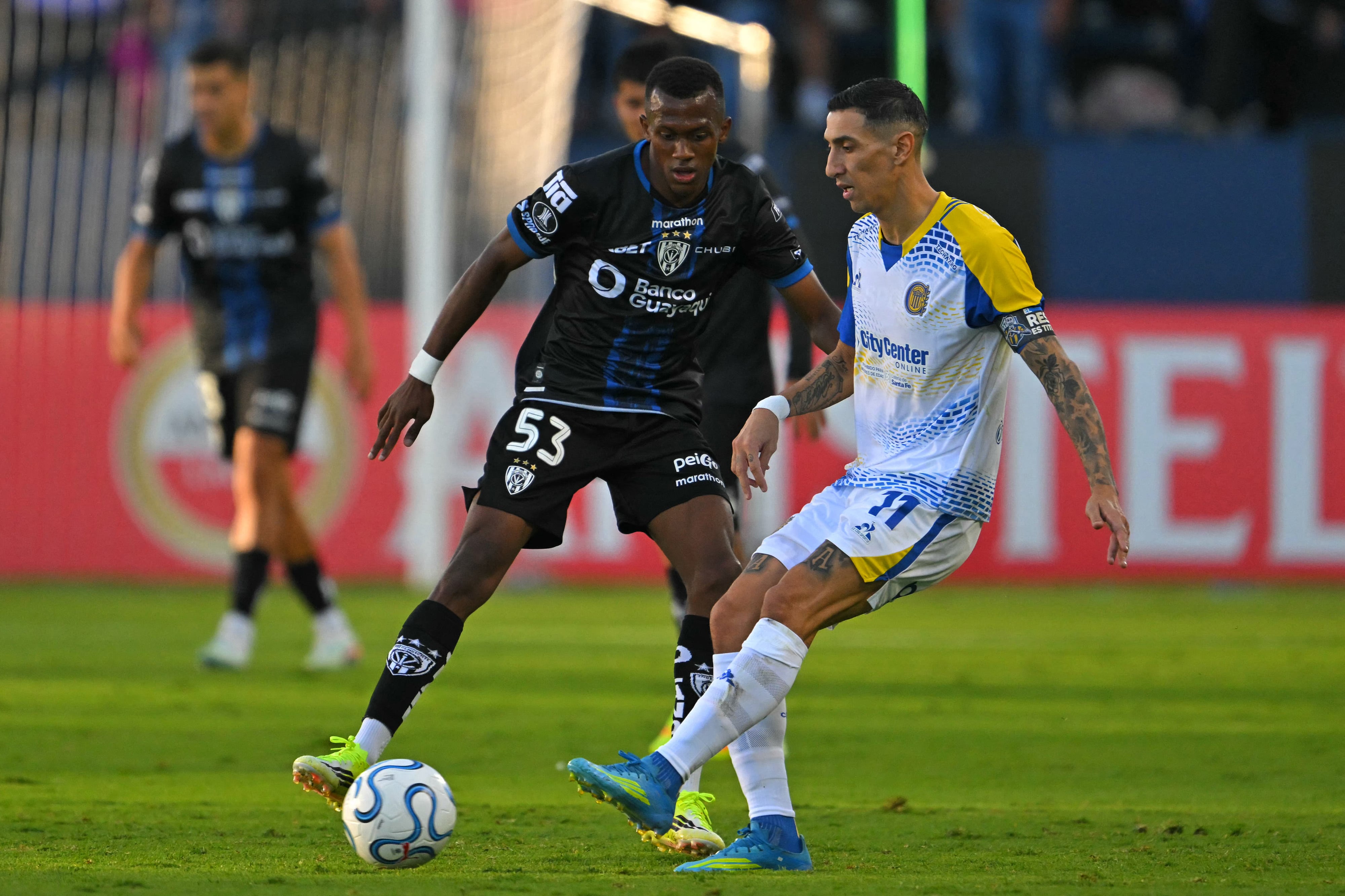 El centrocampista #53 del Independiente del Valle, Justin Lerma, y el delantero #11 de Rosario Central, Angel Di María, luchan por el balón durante el partido de fútbol de la fase de grupos de la Copa Libertadores entre el independiente del Valle de Ecuador y el Rosario Central de Argentina en el estadio Banco Guayaquil en Quito el 27 de mayo de 2026. (Foto de Rodrigo BUENDIA / AFP)