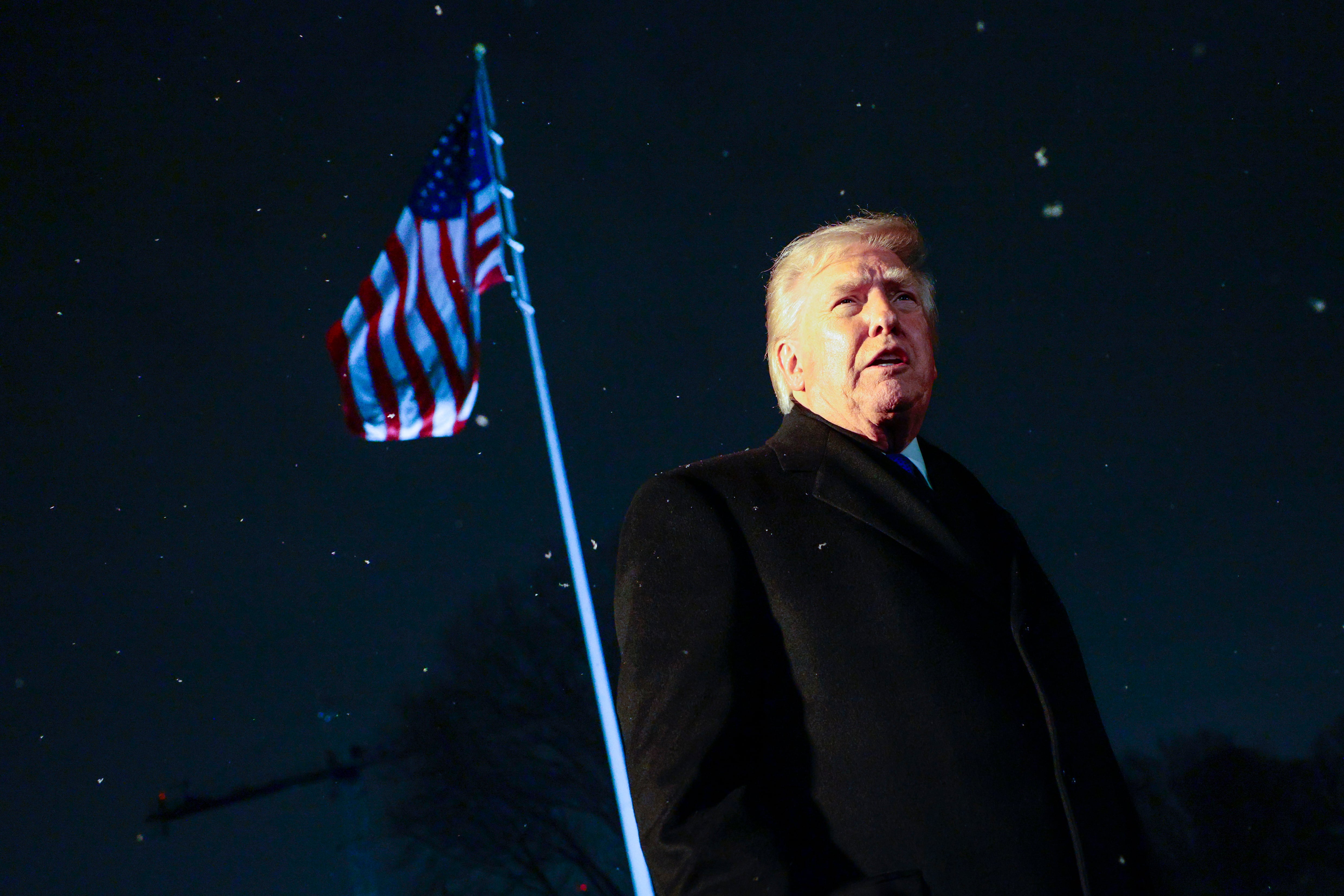 WASHINGTON (United States), 06/02/2026.- US President Donald J. Trump responds to a question from the news media as he walks to board Marine One on the South Lawn of the White House in Washington, DC, USA, 06 February 2026. President Trump is traveling to his home in Florida for the weekend. EFE/EPA/SHAWN THEW / POOL