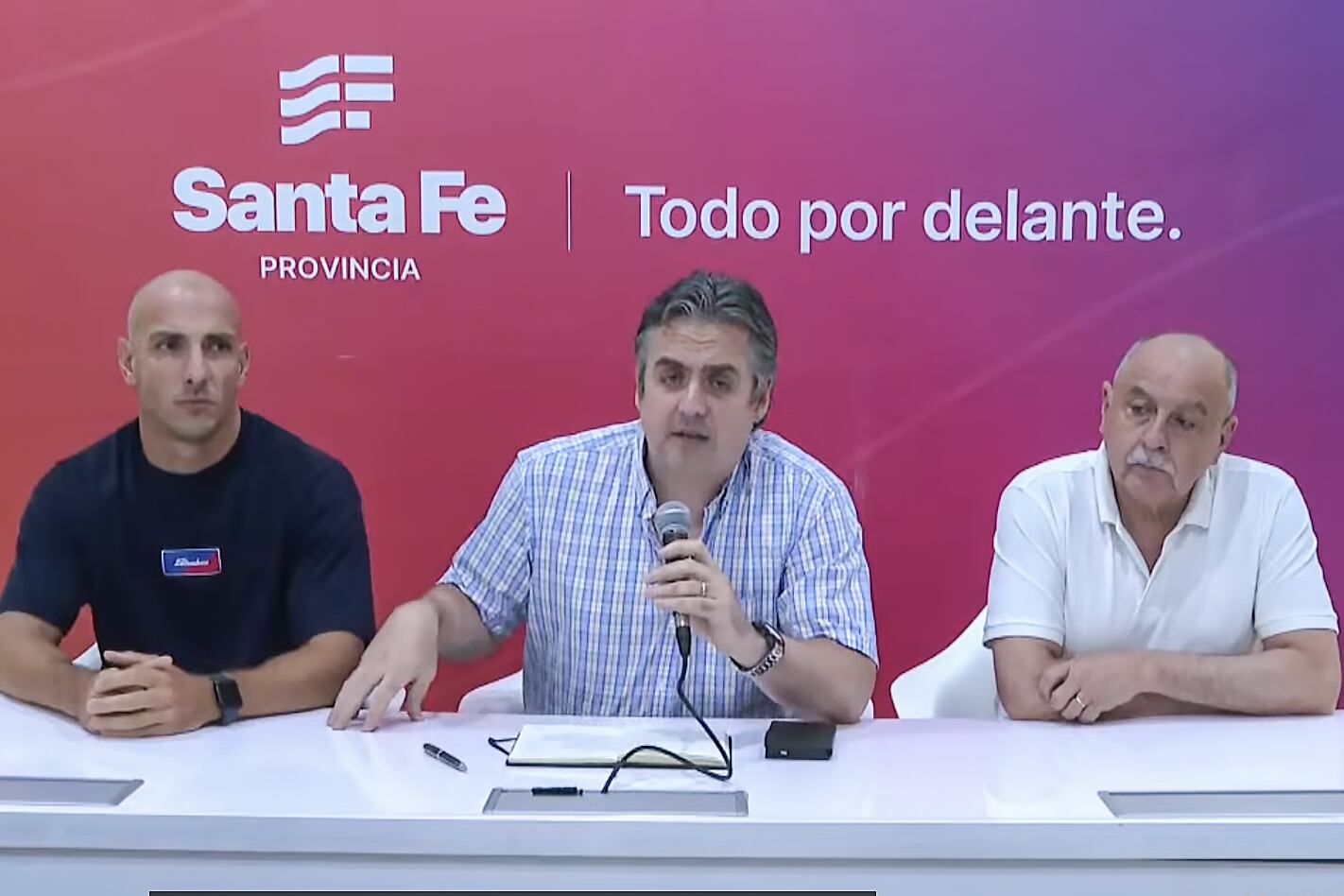 El ministro de Justicia y Seguridad de Santa Fe, Pablo Cococcioni, informó este martes desde Rosario sobre los incidentes y protestas policiales ocurridas durante la madrugada