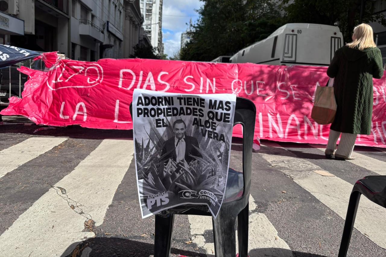 clase pública en La Plata escrachando a Adorni