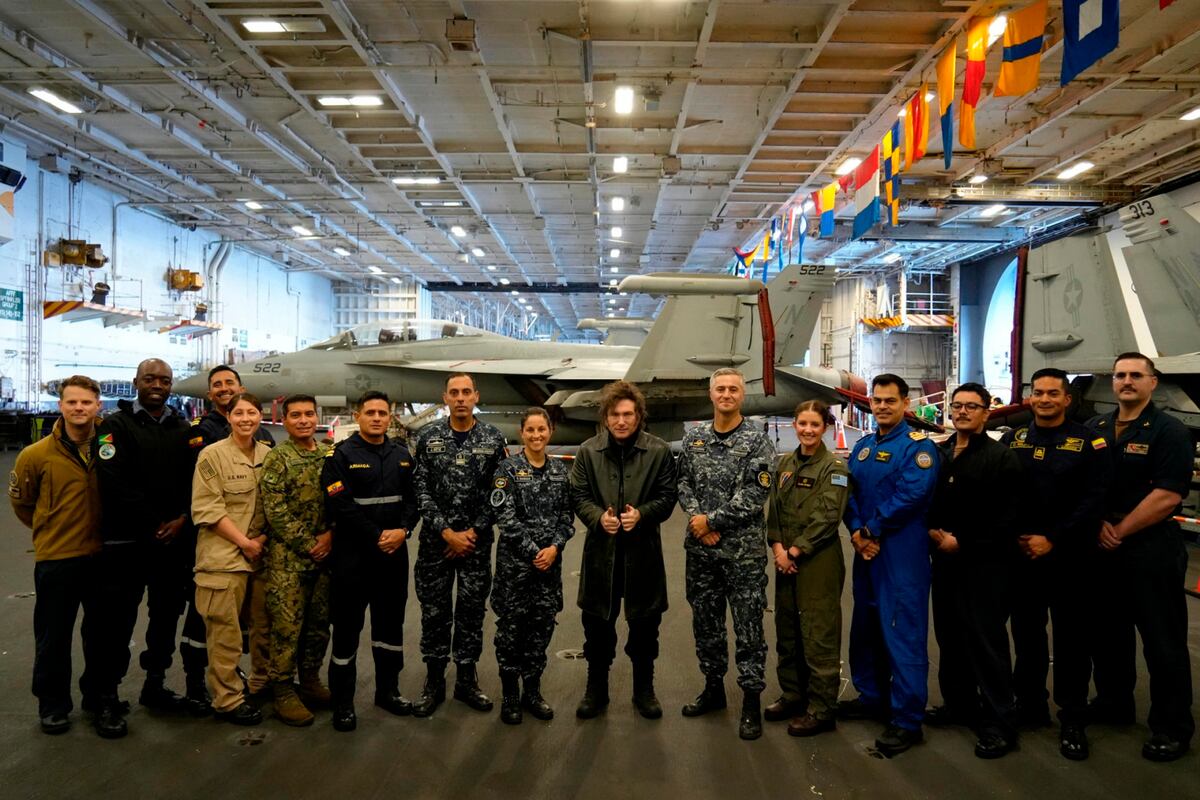 Milei aborda el portaaviones nuclear USS Nimitz en un gesto de alineamiento con Trump