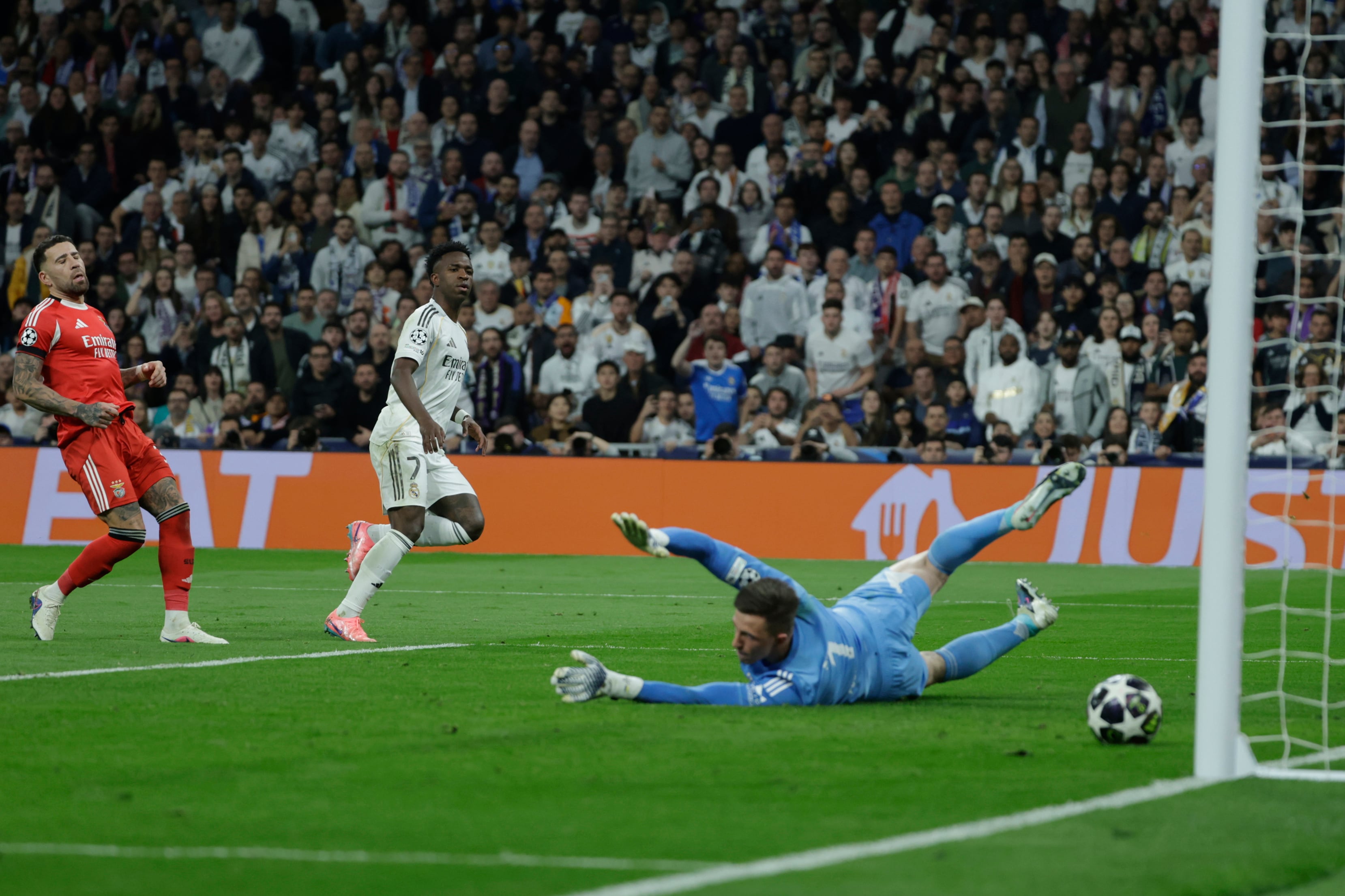 MADRID, 25/02/2026.- El delantero del Real Madrid Vinicius Junior (c) marca su gol ante el Benfica durante el partido de vuelta de la fase de acceso a los octavos de la Liga de Campeones que Real Madrid y Benfica disputan este miércoles en el estadio Santiago Bernabéu, en Madrid. EFE/Juanjo Martín