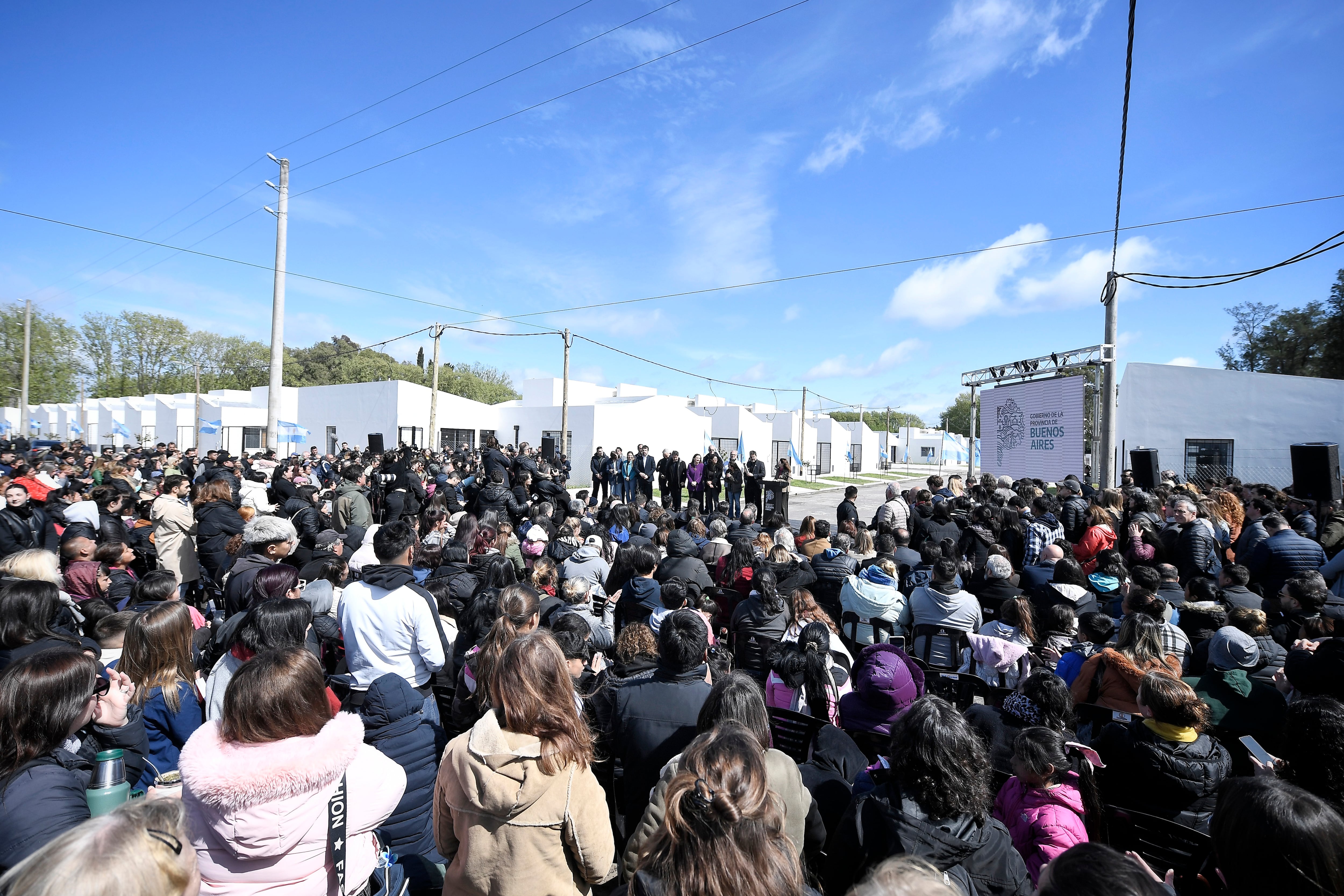 PRENSA PBA
    entrega de viviendas en melchor romero axel kicillof