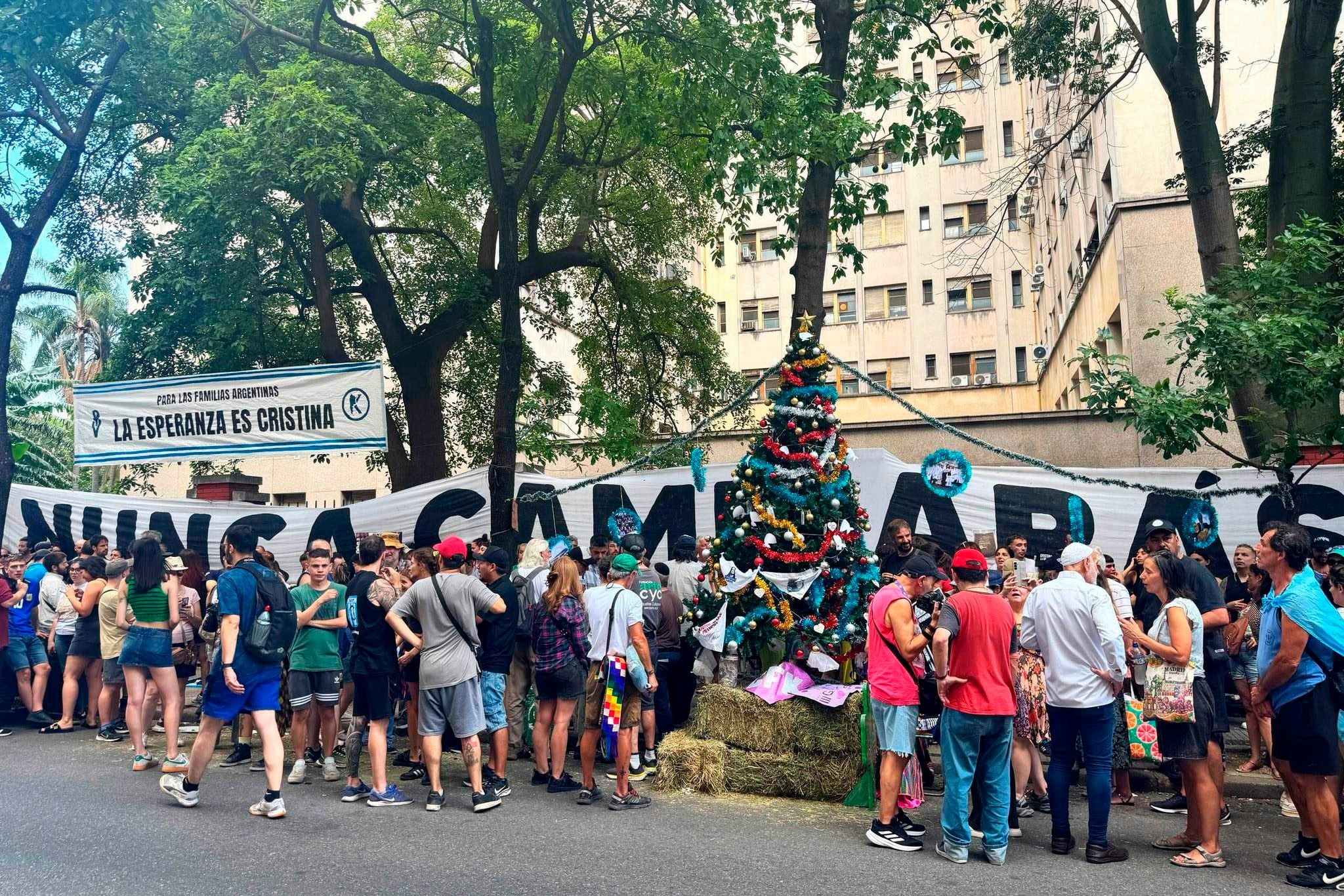 FOTO REDES SOCIALES 
   sanatorio  otamendi  cristina kirchner  navidad