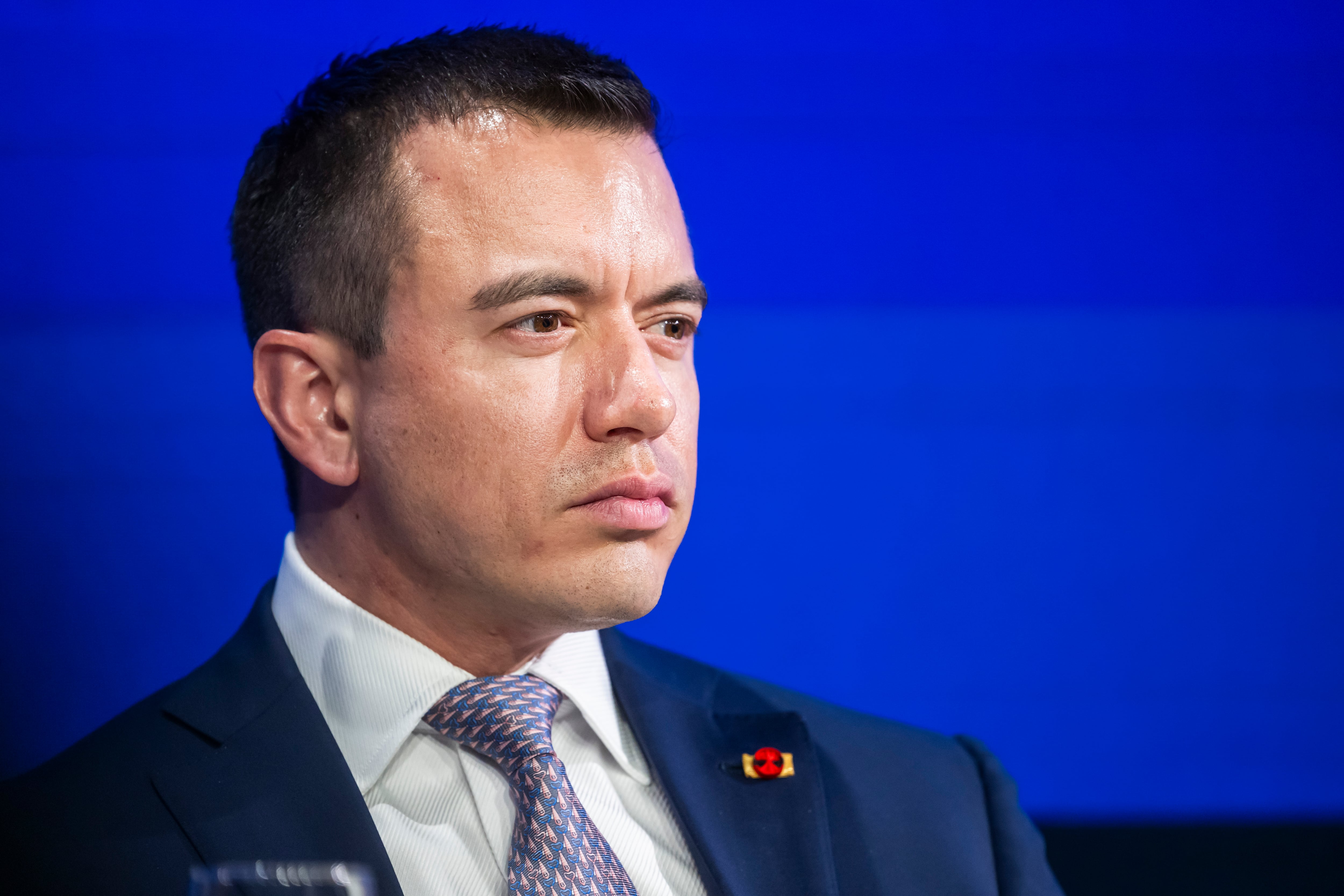 DAVOS (Switzerland), 20/01/2026.- Daniel Noboa Azin, President of Ecuador, attends a panel session at the 56th annual meeting of the World Economic Forum (WEF) in Davos, Switzerland, 20 January 2026. The 2026 summit, running from 19 to 23 January and held under the theme 'A Spirit of Dialogue,' brings together global political leaders, corporate executives, and scientists to address international challenges. (Suiza) EFE/EPA/GIAN EHRENZELLER