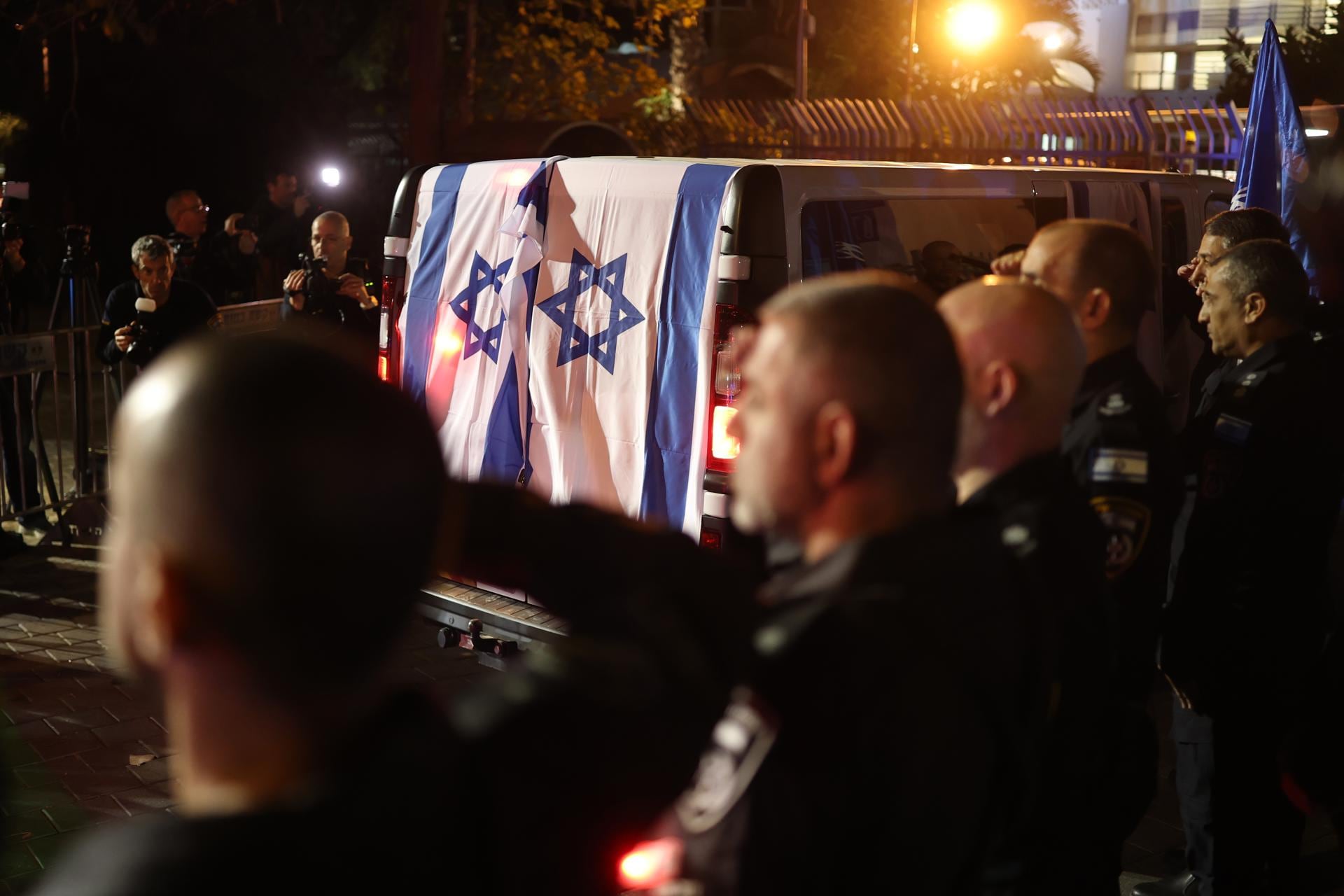 Tel Aviv (Israel), 26/01/2026.- An Israeli police convoy arrives at the National Center of Forensic Medicine, with the remains of Ran Gvili,