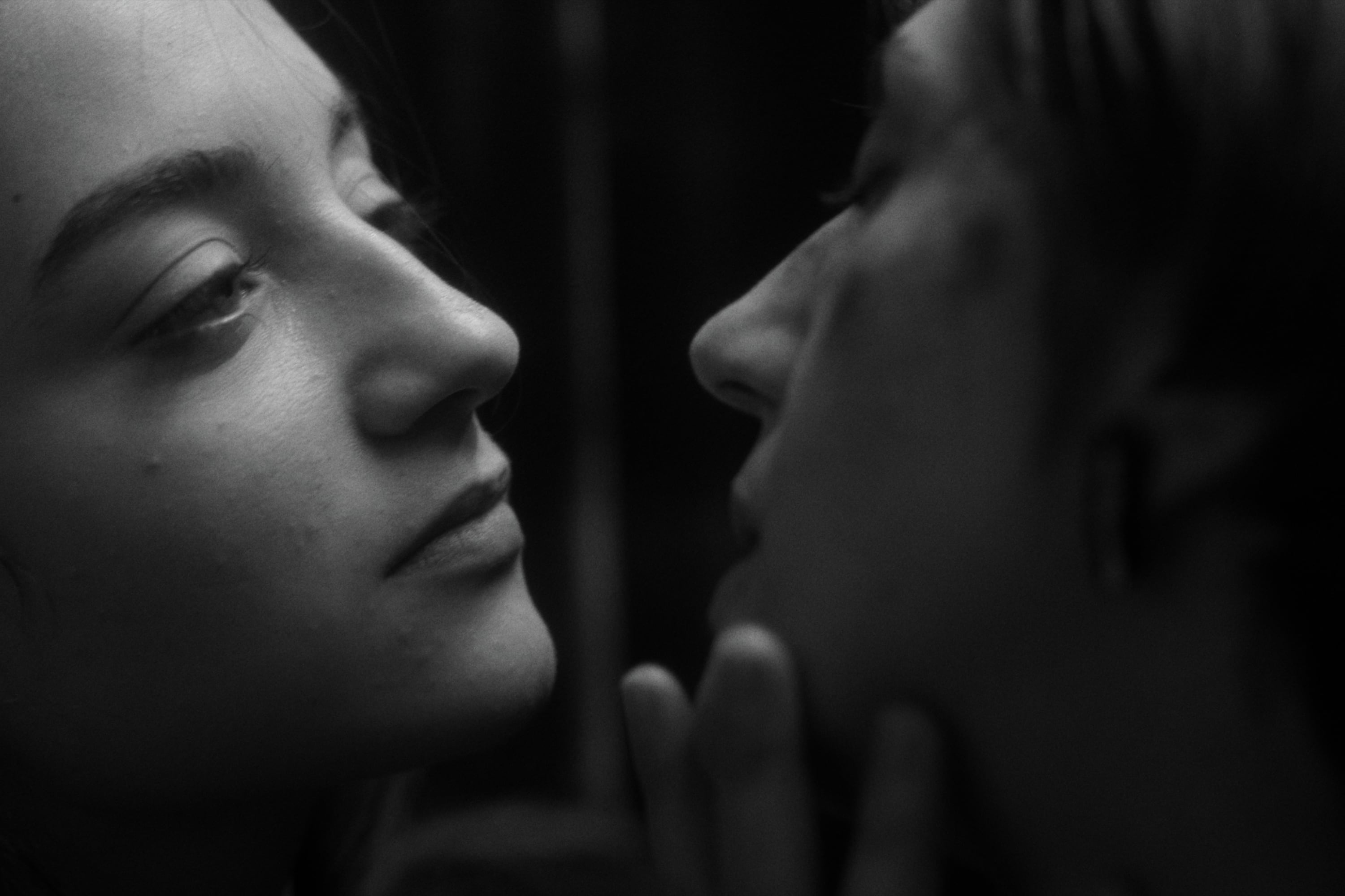 Two People Exchanging Saliva, documental