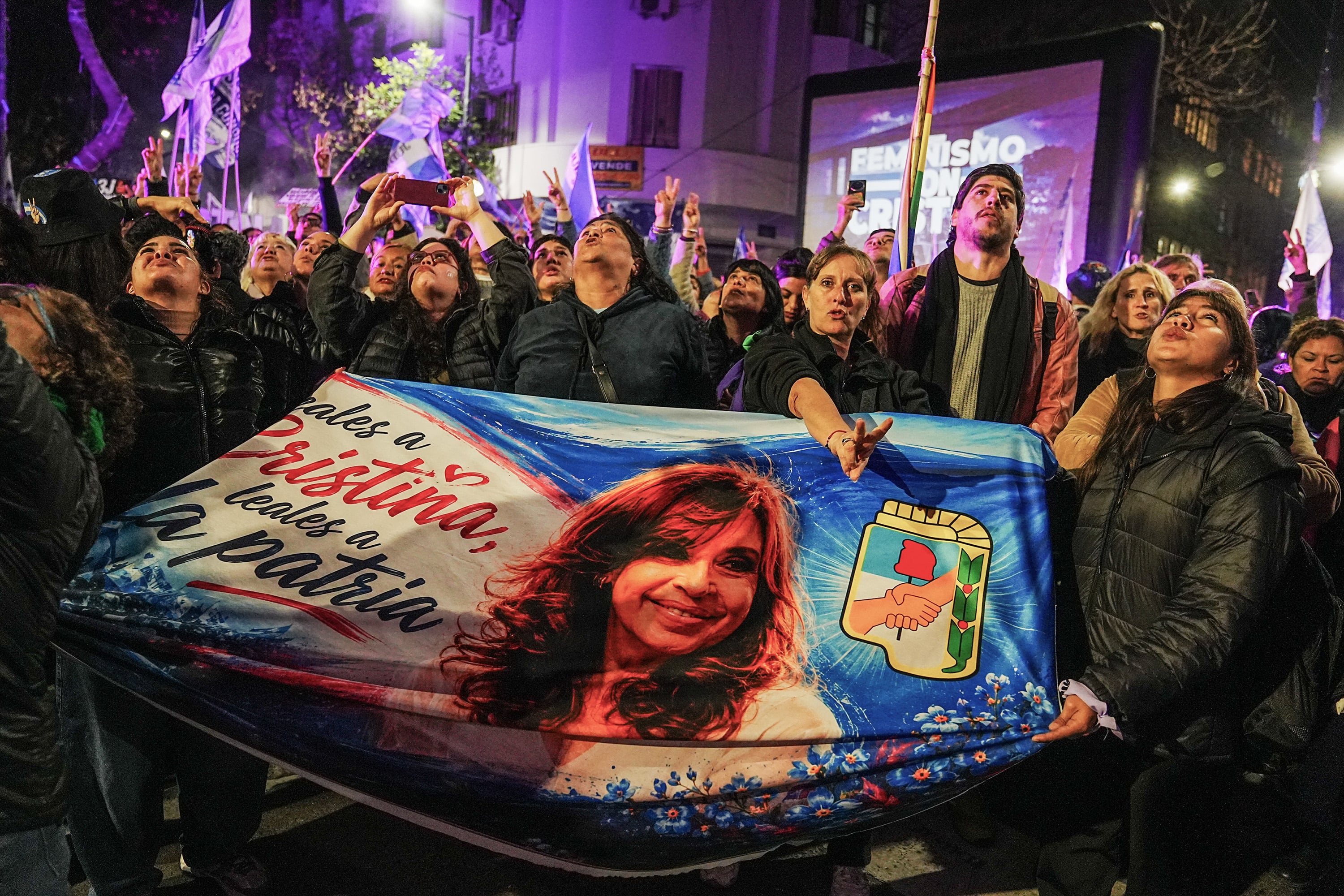3J frente a casa de Cristina