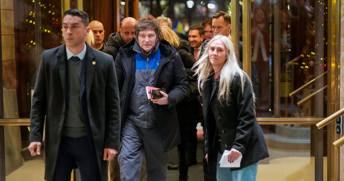 Milei se disfrazó con un mameluco de YPF para acompañar a Machado en Oslo – Página|12