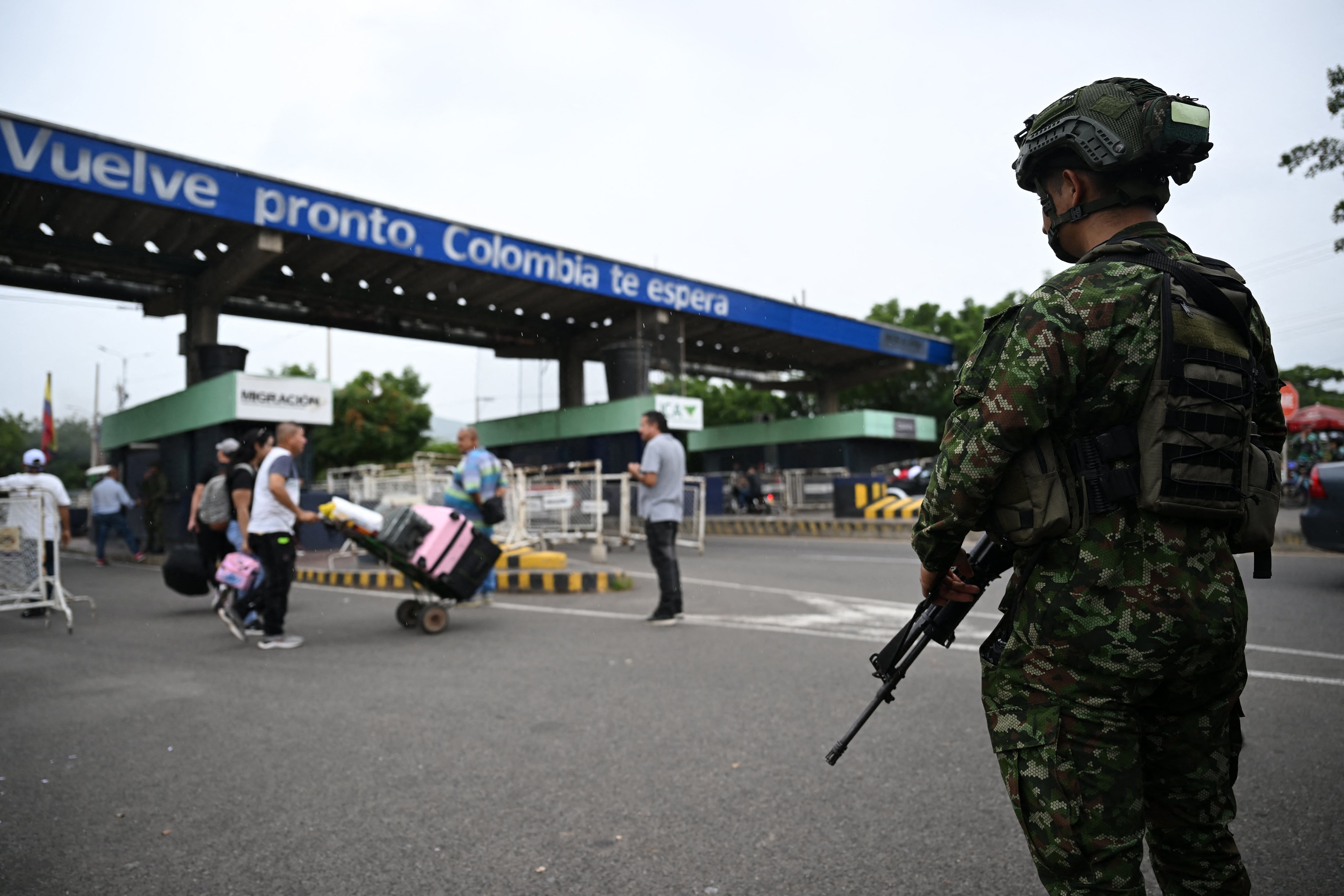 A Colombian soldier stands guard at the border with Venezuela in Villa del Rosario, Colombia on January 6, 2026. US forces killed 55 Venezuelan and Cuban military personnel during their stunning raid to capture Nicolas Maduro, tolls published by Caracas and Havana showed on January 6. (Photo by Raul ARBOLEDA / AFP)