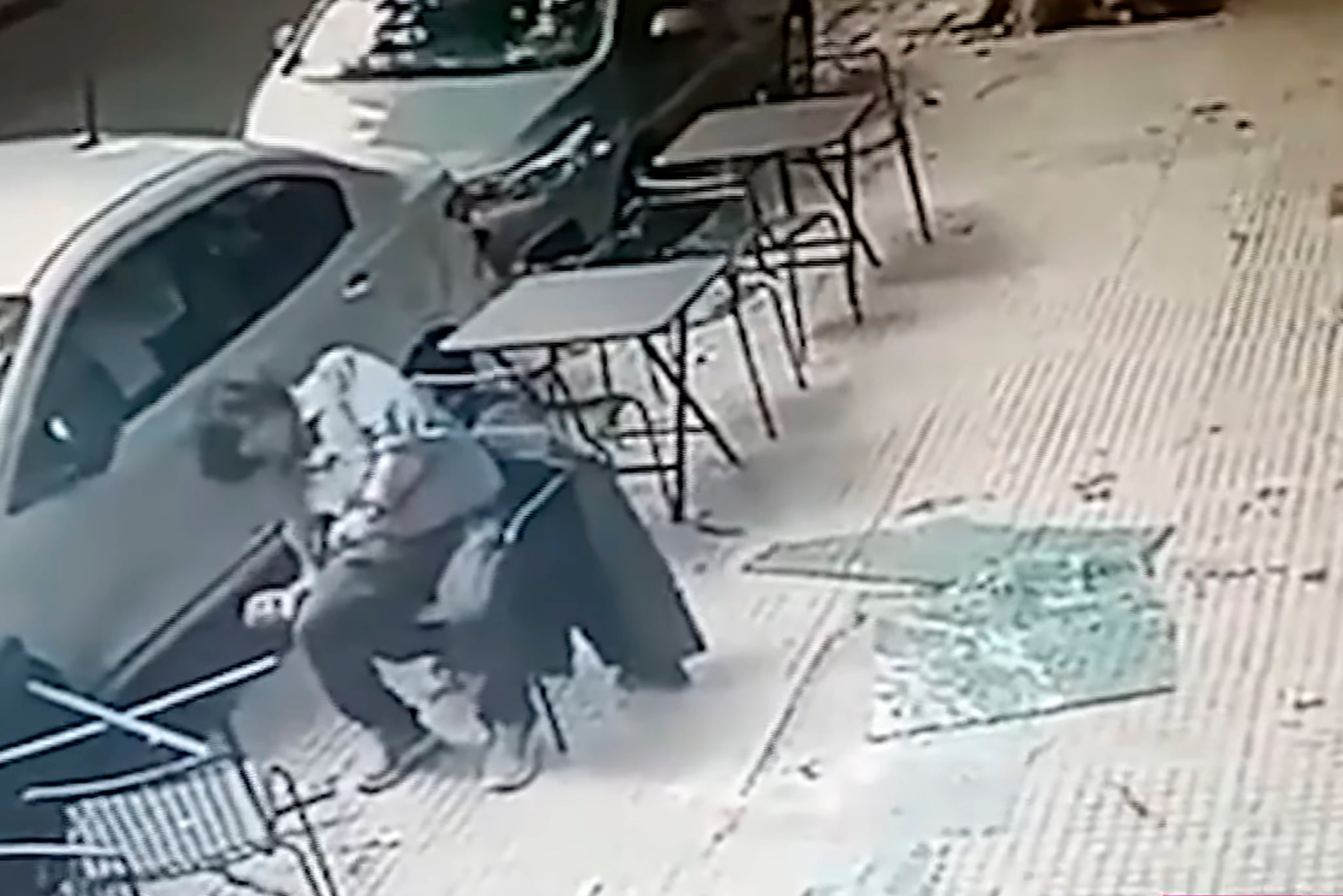 FOTO CAPTURA VIDEO 
   hombre cayo vidrio